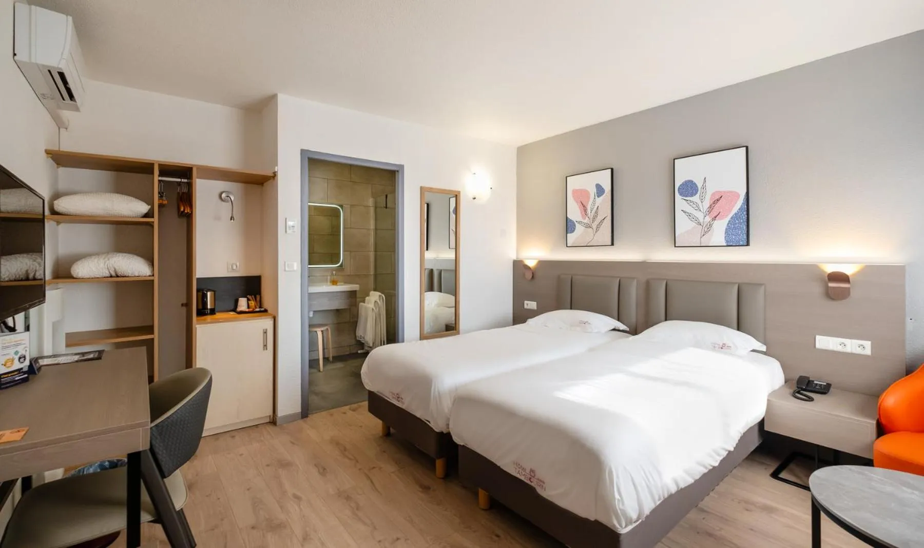 Bed in Hotel Tambourin