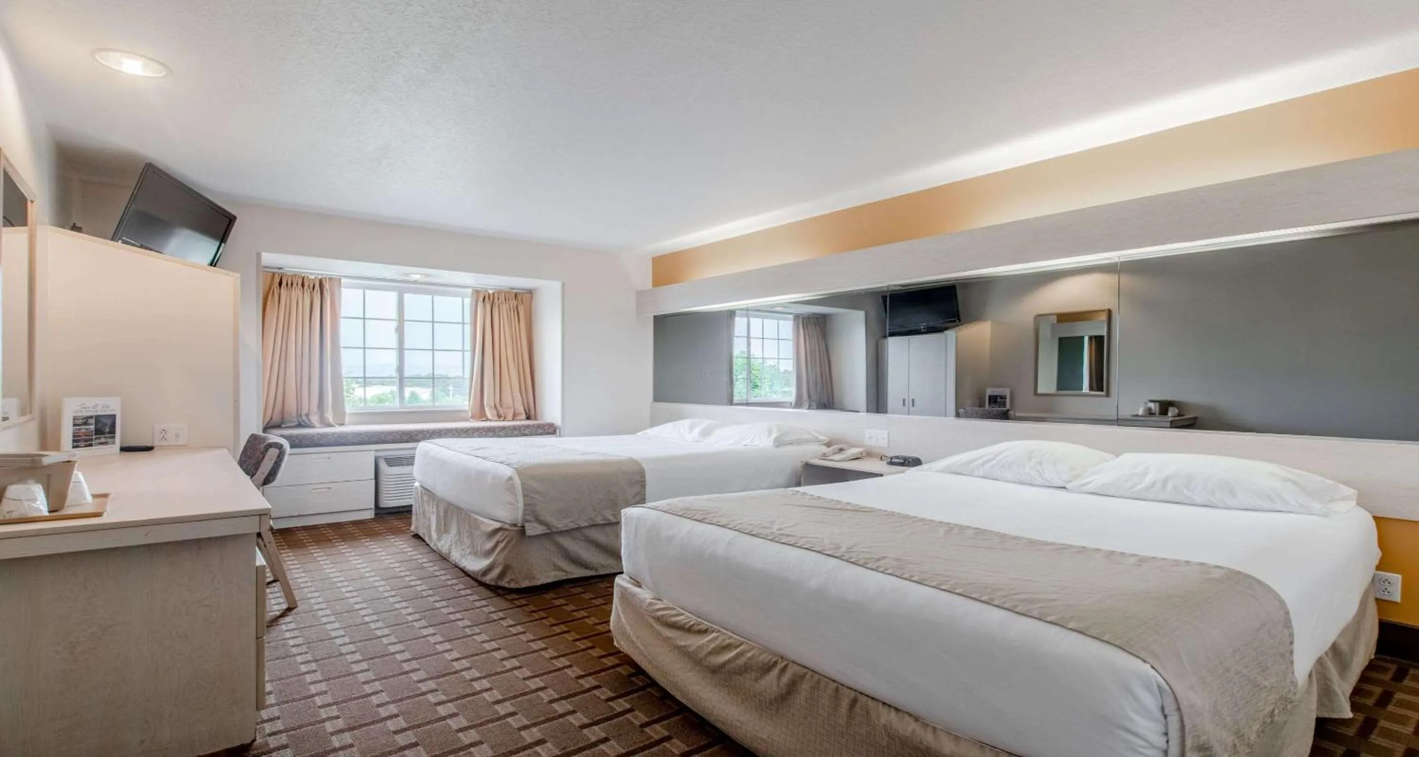 Photo of the whole room, Bed in SureStay Hotel by Best Western Christiansburg Blacksburg