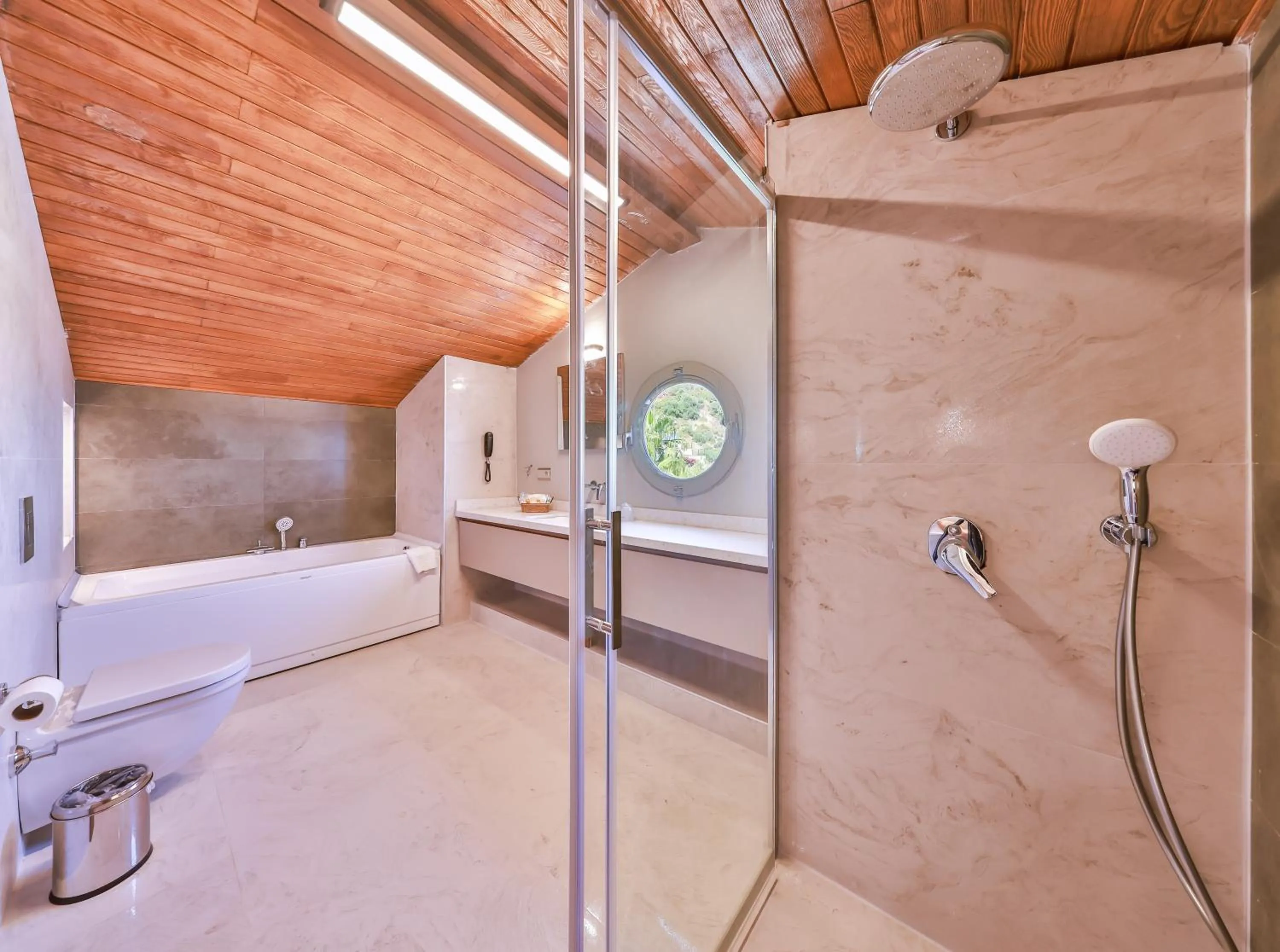 Bathroom in Molino Hotel