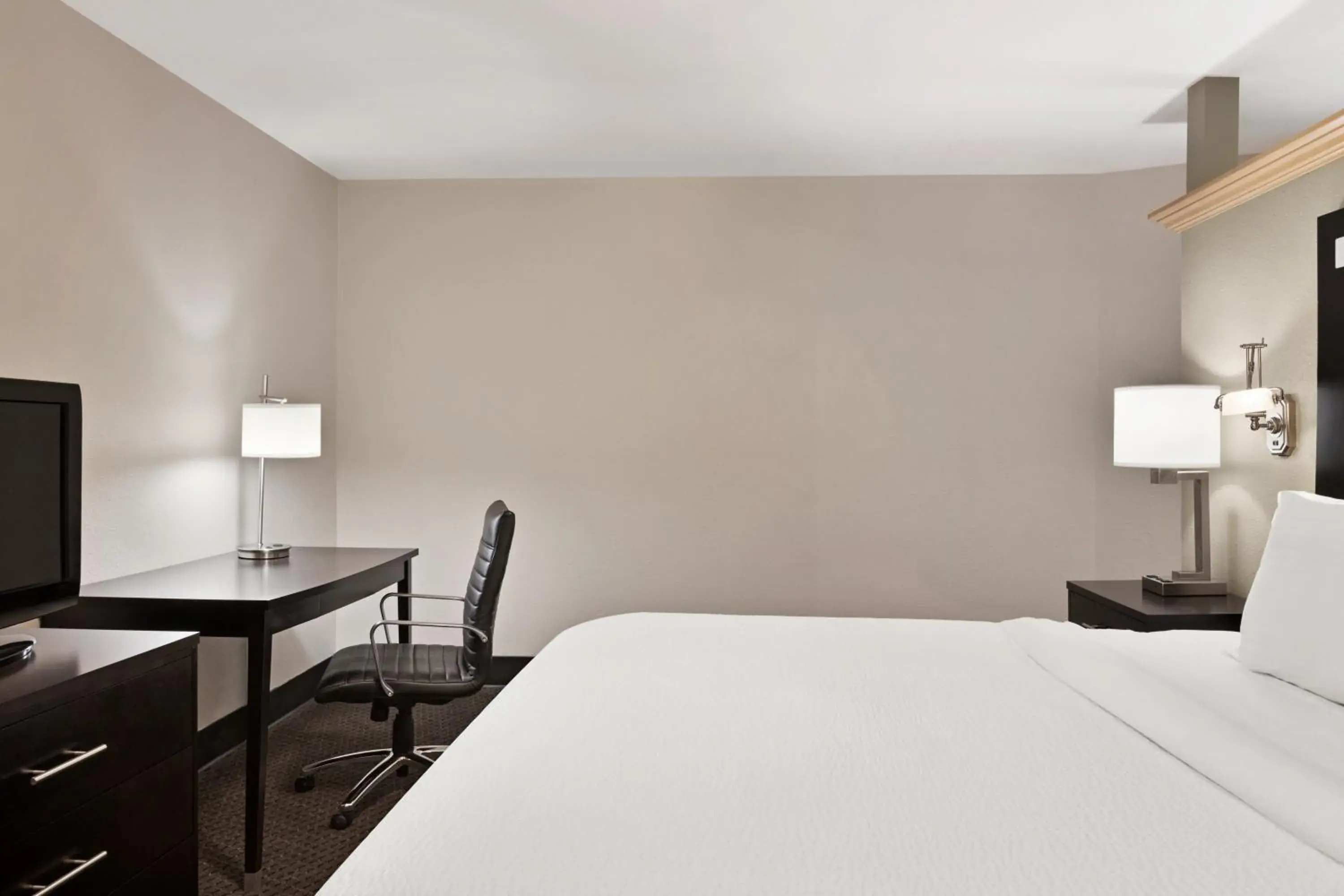 Bed in Carrollton Hotel Bed in Carrollton Hotel