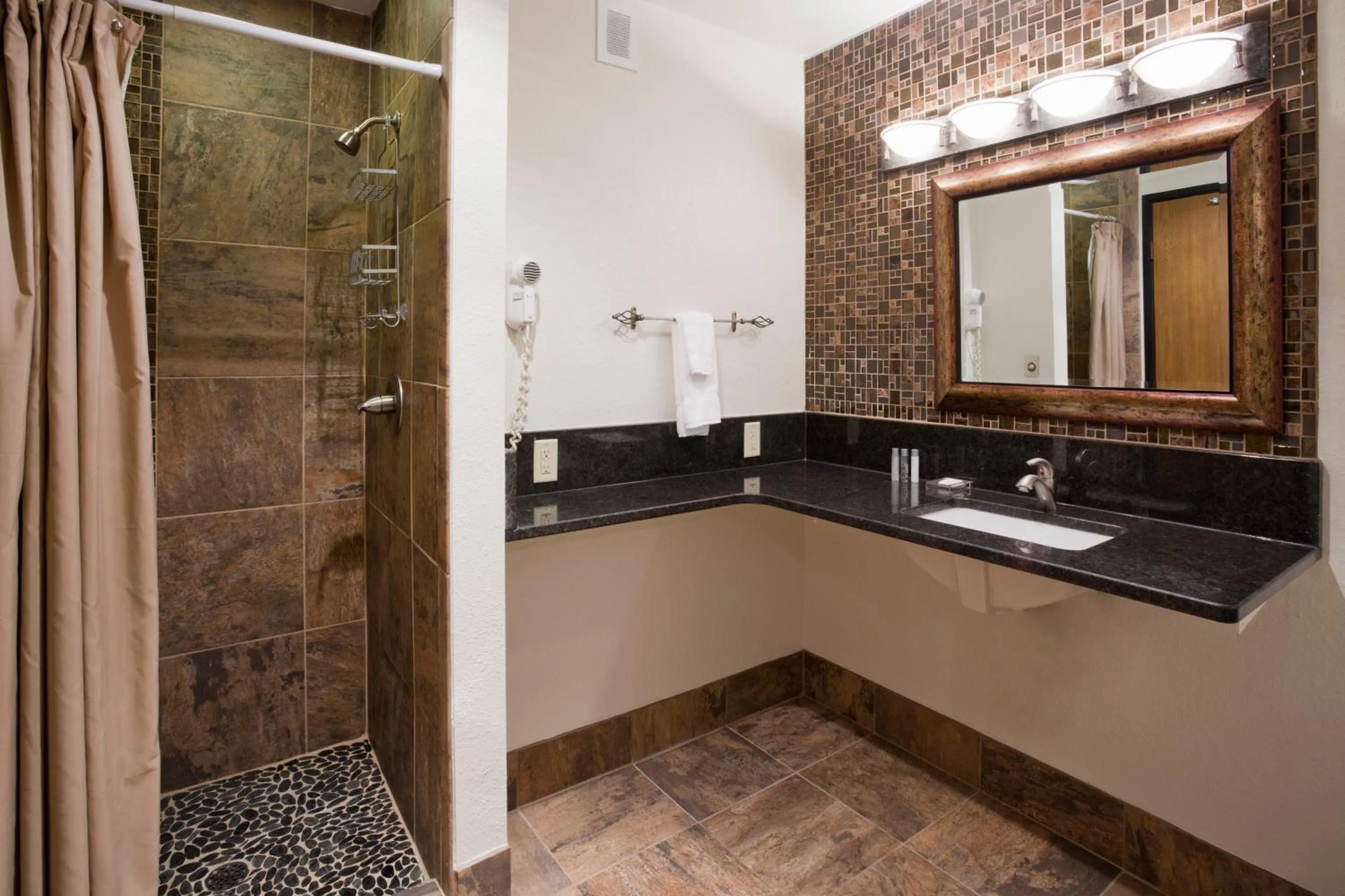 Shower in Carrollton Hotel