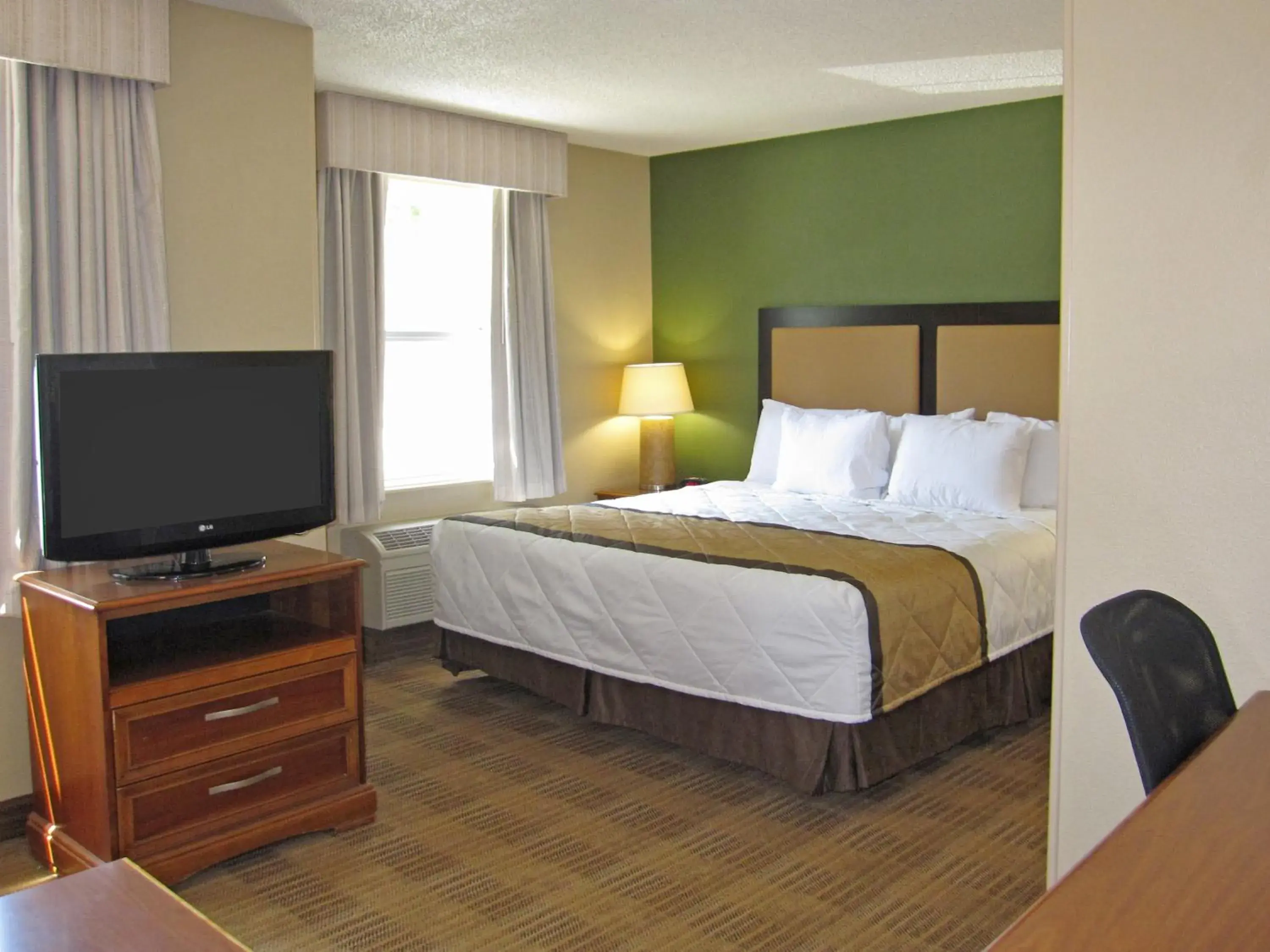 Bed, TV/Entertainment Center in Extended Stay America Suites - Boston - Westborough - East Main Street