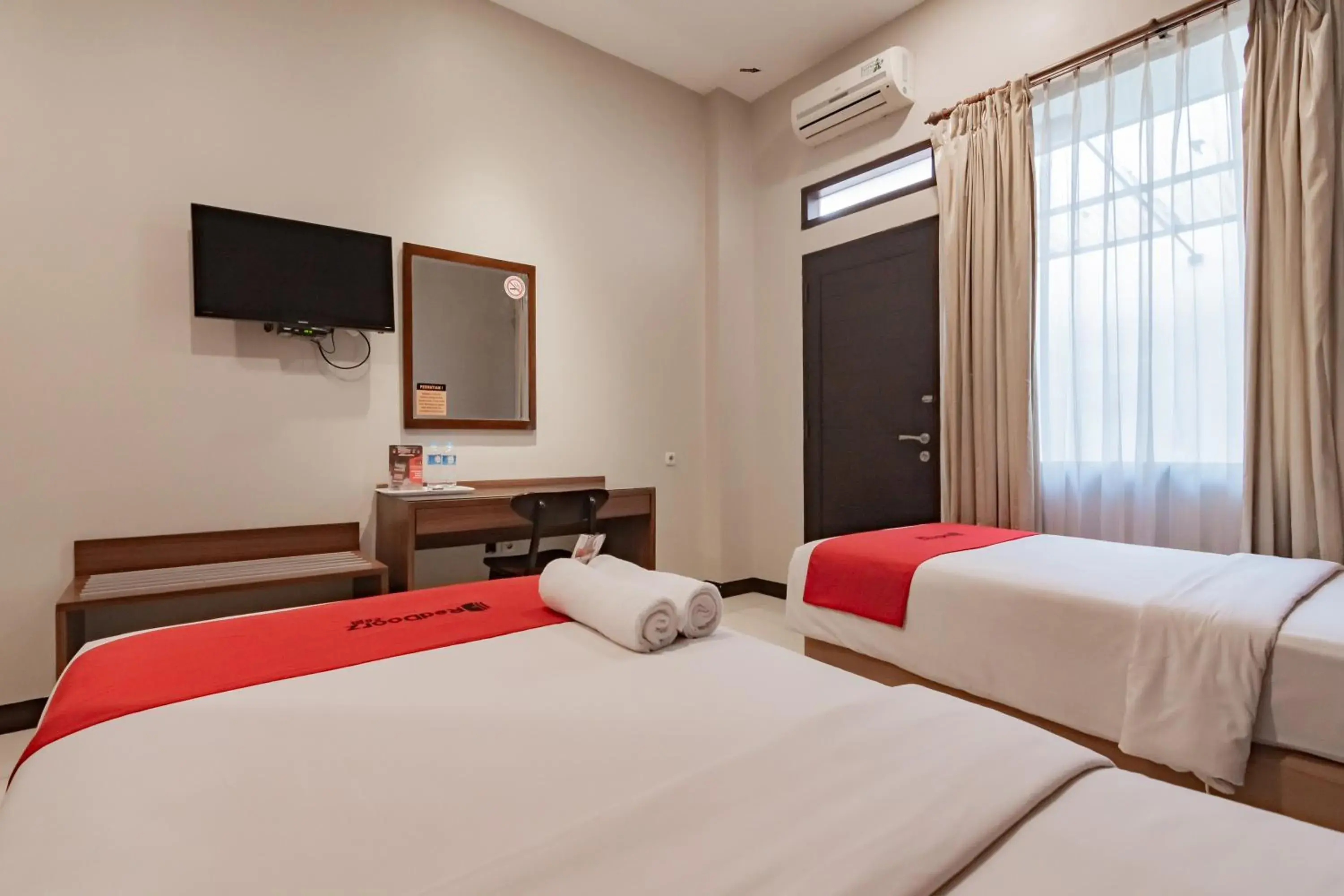 Bedroom, Bed in RedDoorz near Simpang Dago 2 Bedroom, Bed in RedDoorz near Simpang Dago 2
