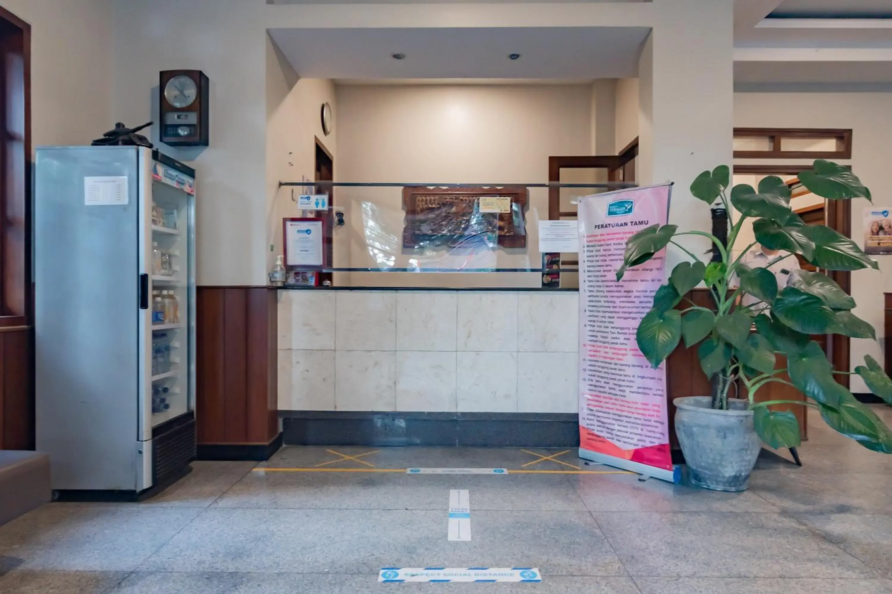 Lobby or reception in RedDoorz near Simpang Dago 2 Lobby or reception in RedDoorz near Simpang Dago 2