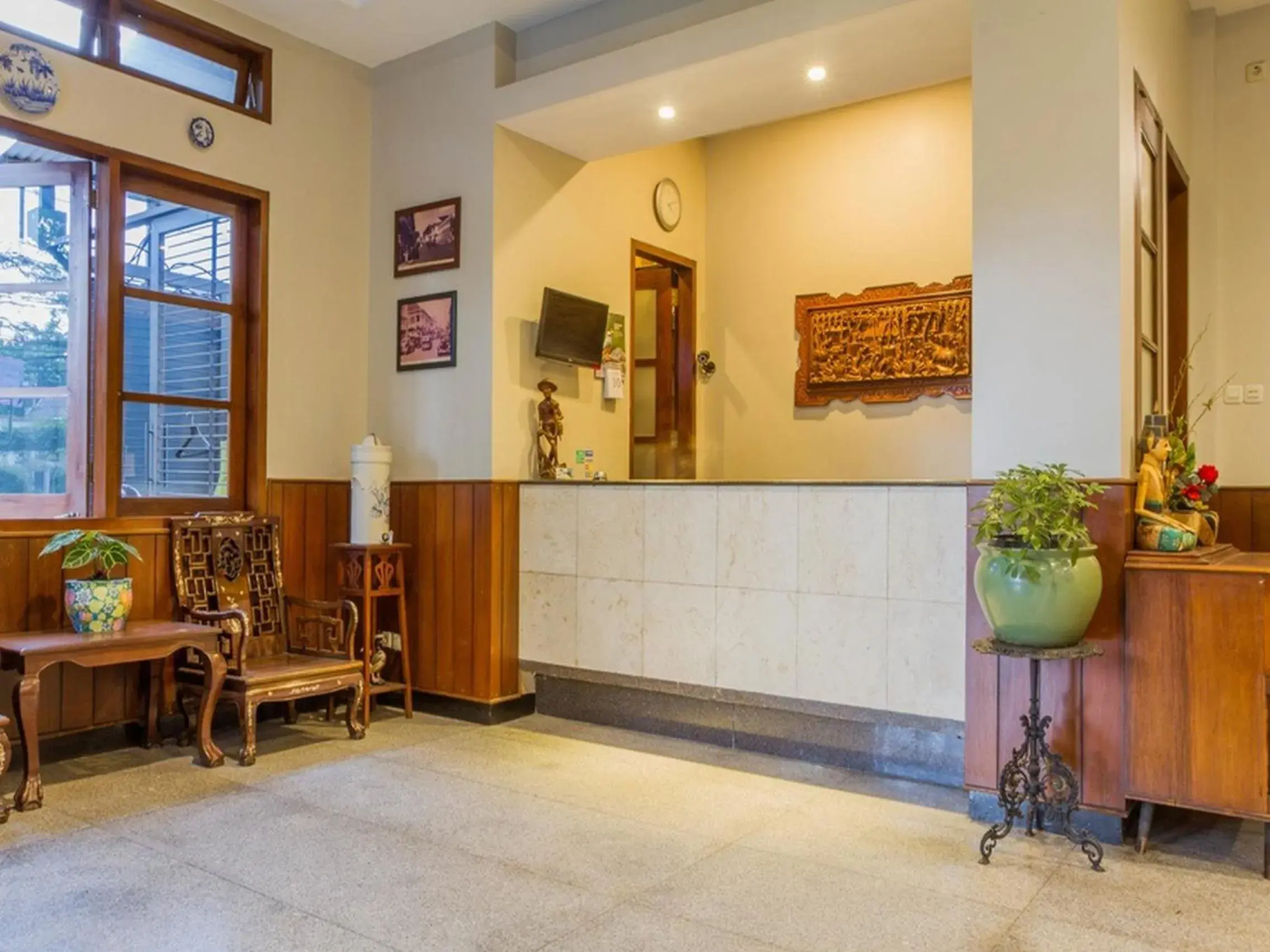 Lobby or reception in RedDoorz near Simpang Dago 2 Lobby or reception in RedDoorz near Simpang Dago 2