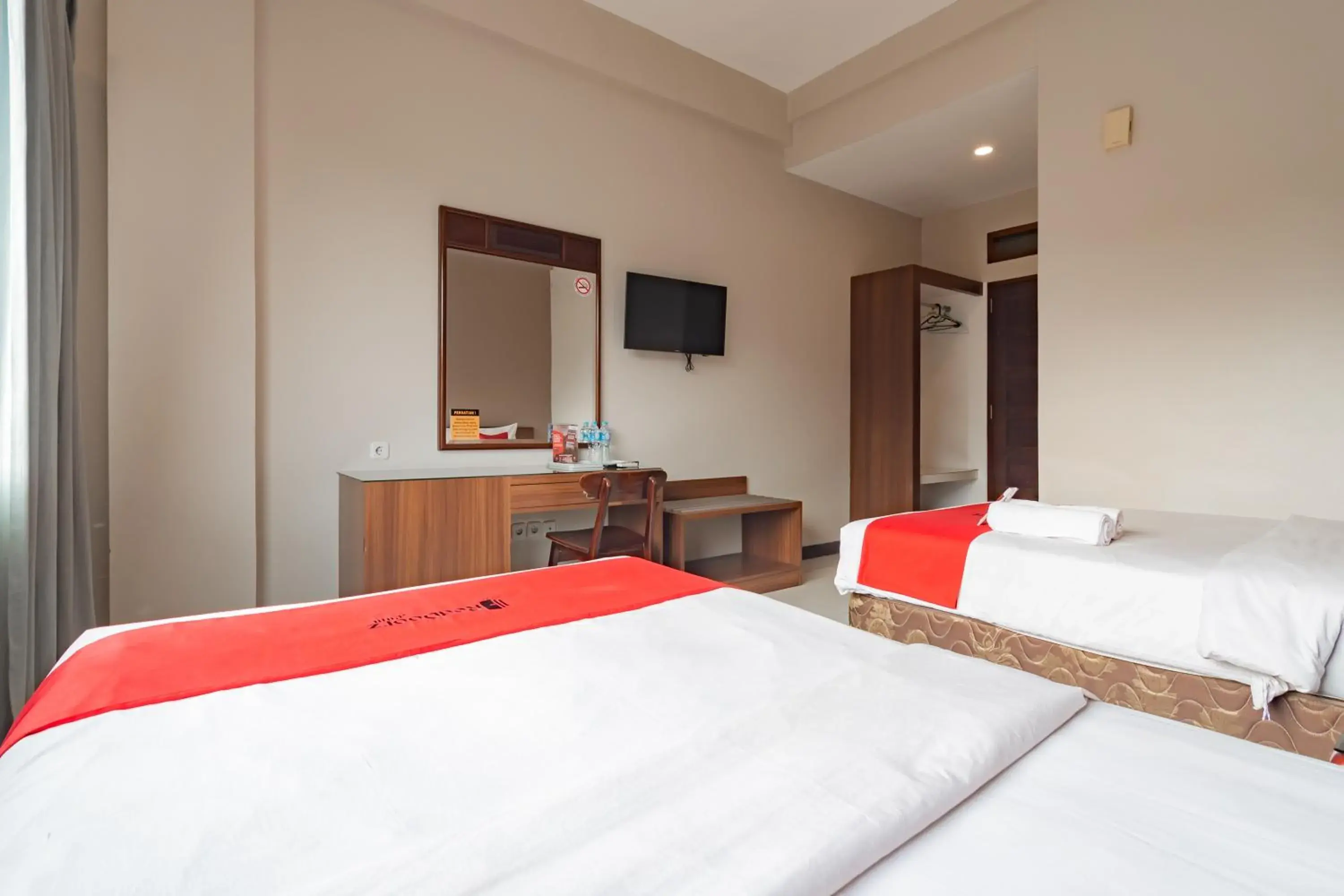 Bedroom, Bed in RedDoorz near Simpang Dago 2 Bedroom, Bed in RedDoorz near Simpang Dago 2