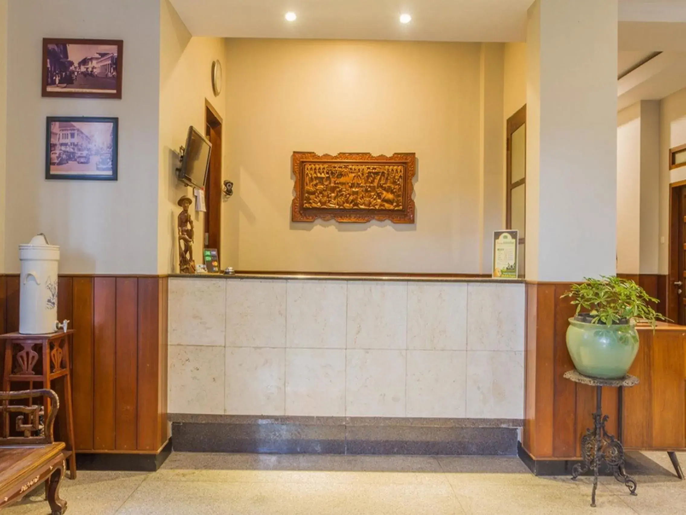 Lobby or reception in RedDoorz near Simpang Dago 2 Lobby or reception in RedDoorz near Simpang Dago 2