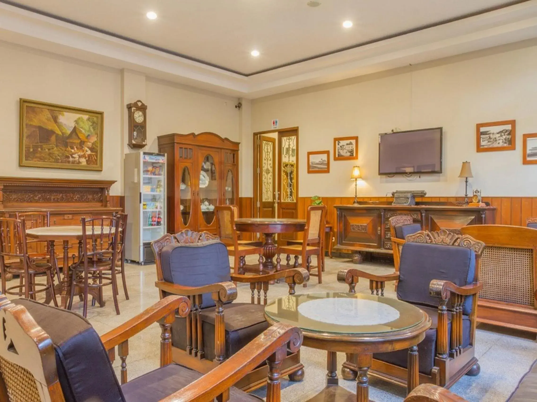 Lobby or reception in RedDoorz near Simpang Dago 2 Lobby or reception in RedDoorz near Simpang Dago 2