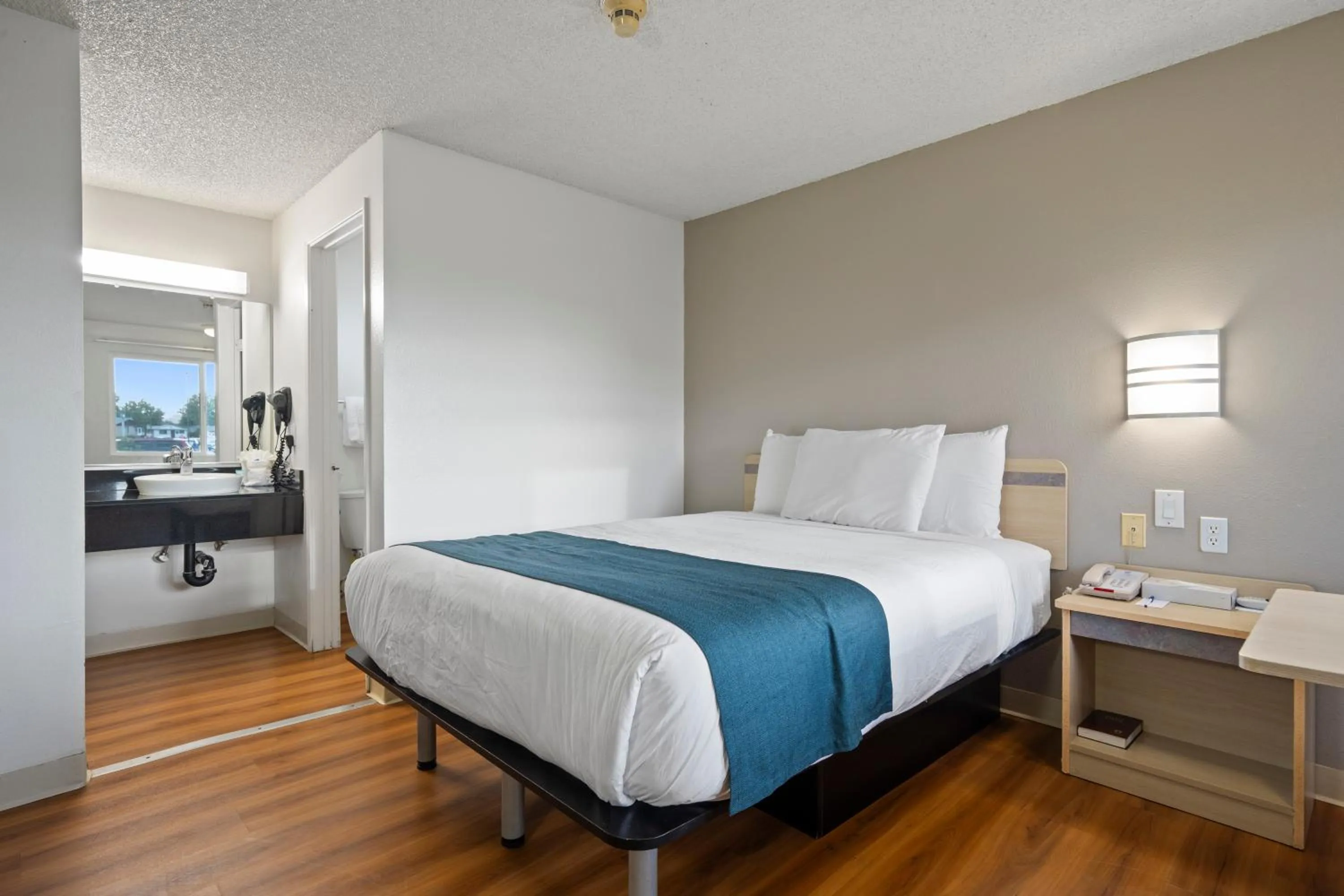 Bed in Motel 6 Clarkston WA