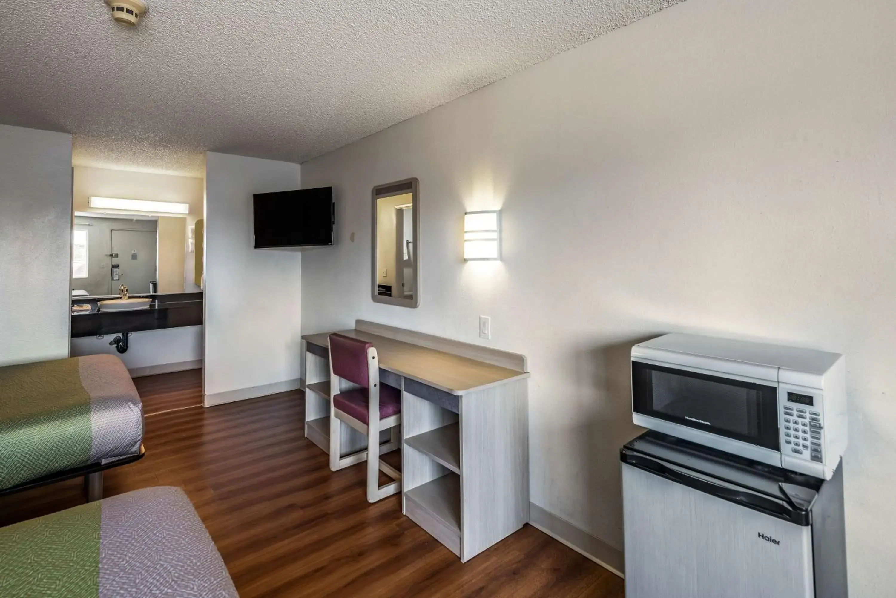 Queen Room with Two Queen Beds - Disability Access - Roll In Shower in Motel 6 Clarkston WA Queen Room with Two Queen Beds - Disability Access - Roll In Shower in Motel 6 Clarkston WA