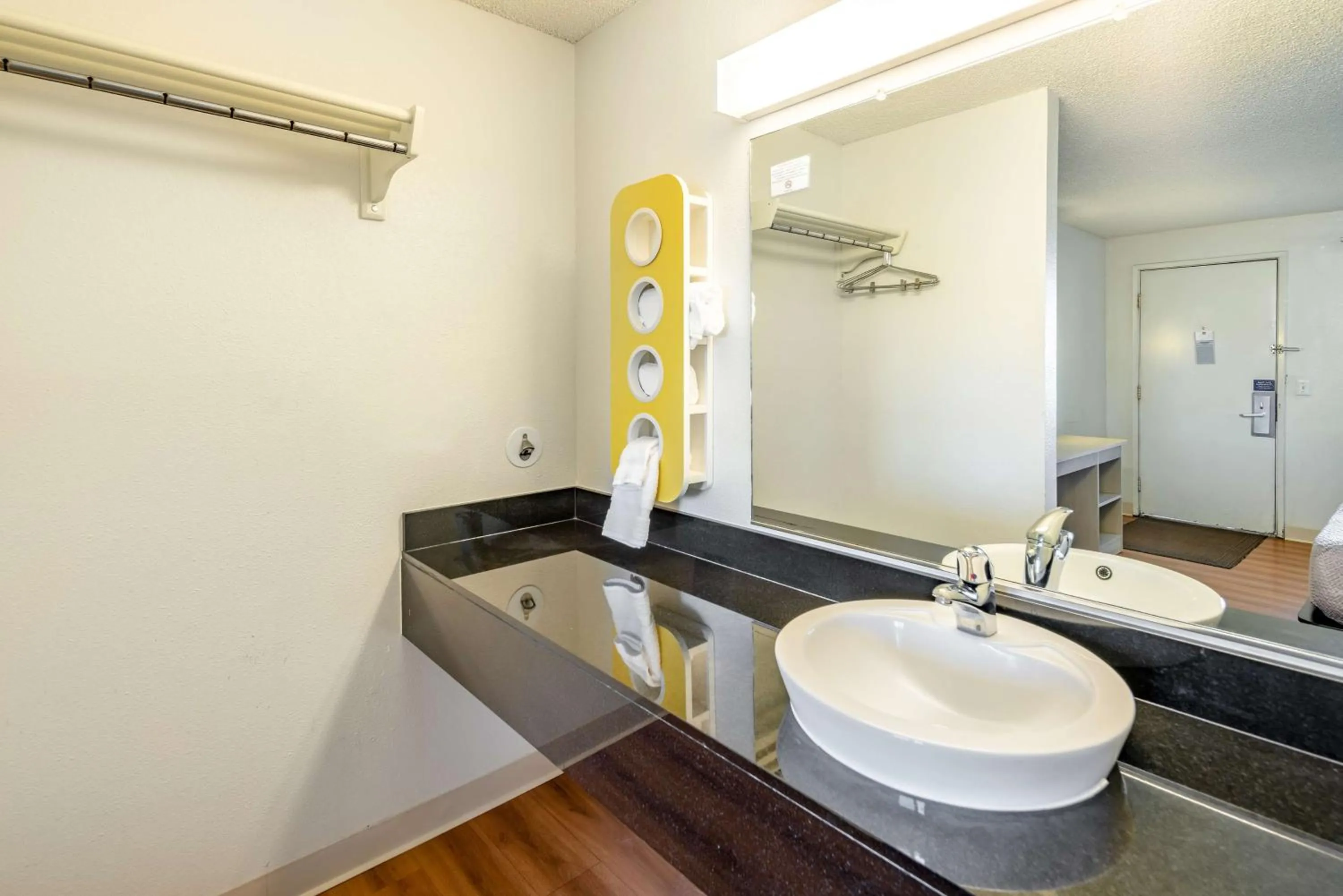 Bathroom, Bed in Motel 6 Clarkston WA