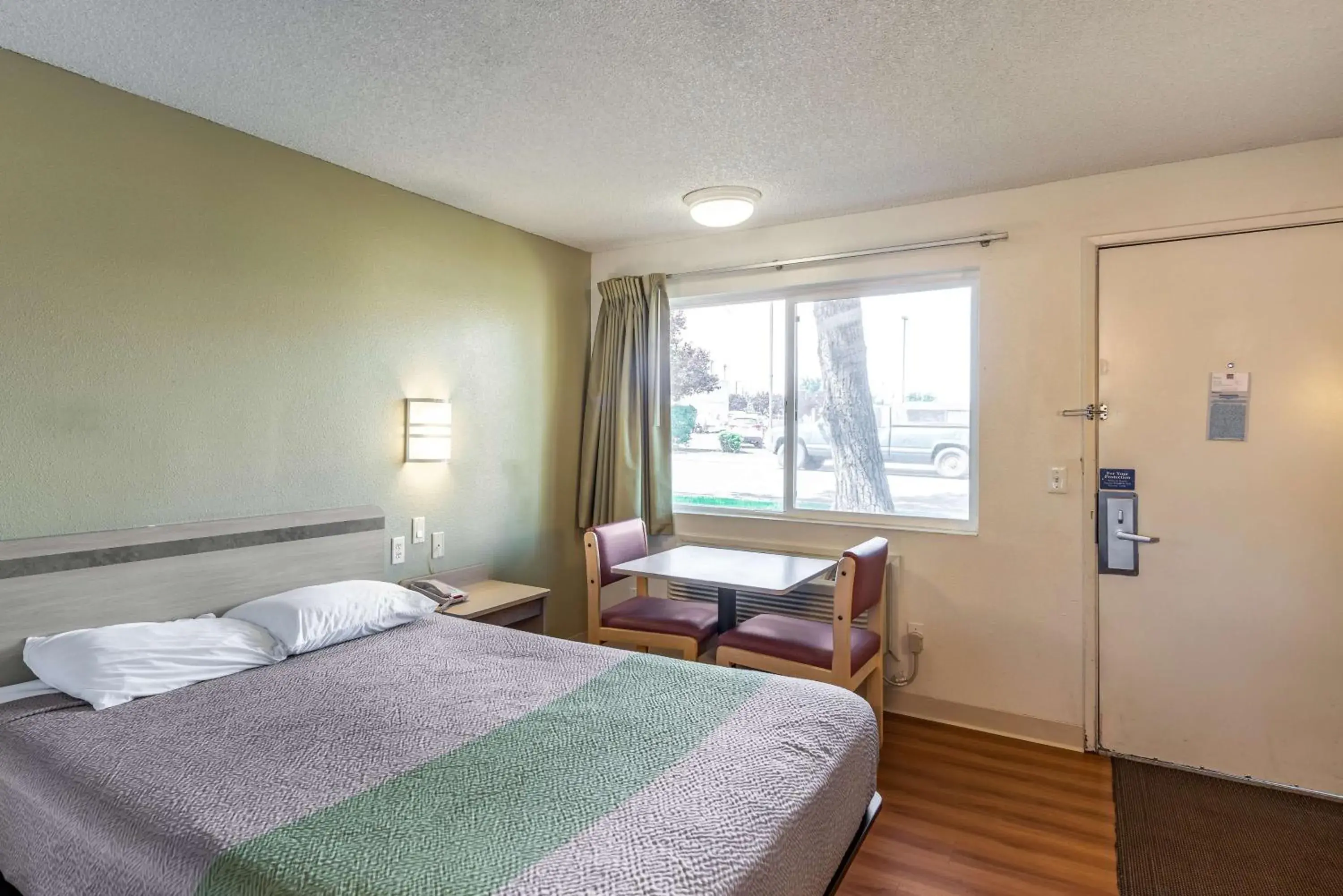 Photo of the whole room, Bed in Motel 6 Clarkston WA Photo of the whole room, Bed in Motel 6 Clarkston WA