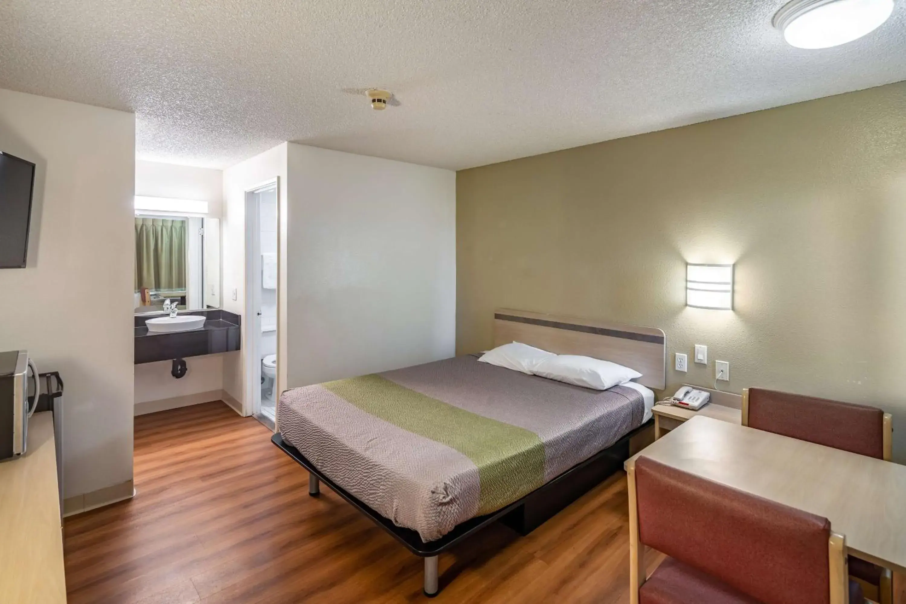 TV and multimedia, Bed in Motel 6 Clarkston WA TV and multimedia, Bed in Motel 6 Clarkston WA