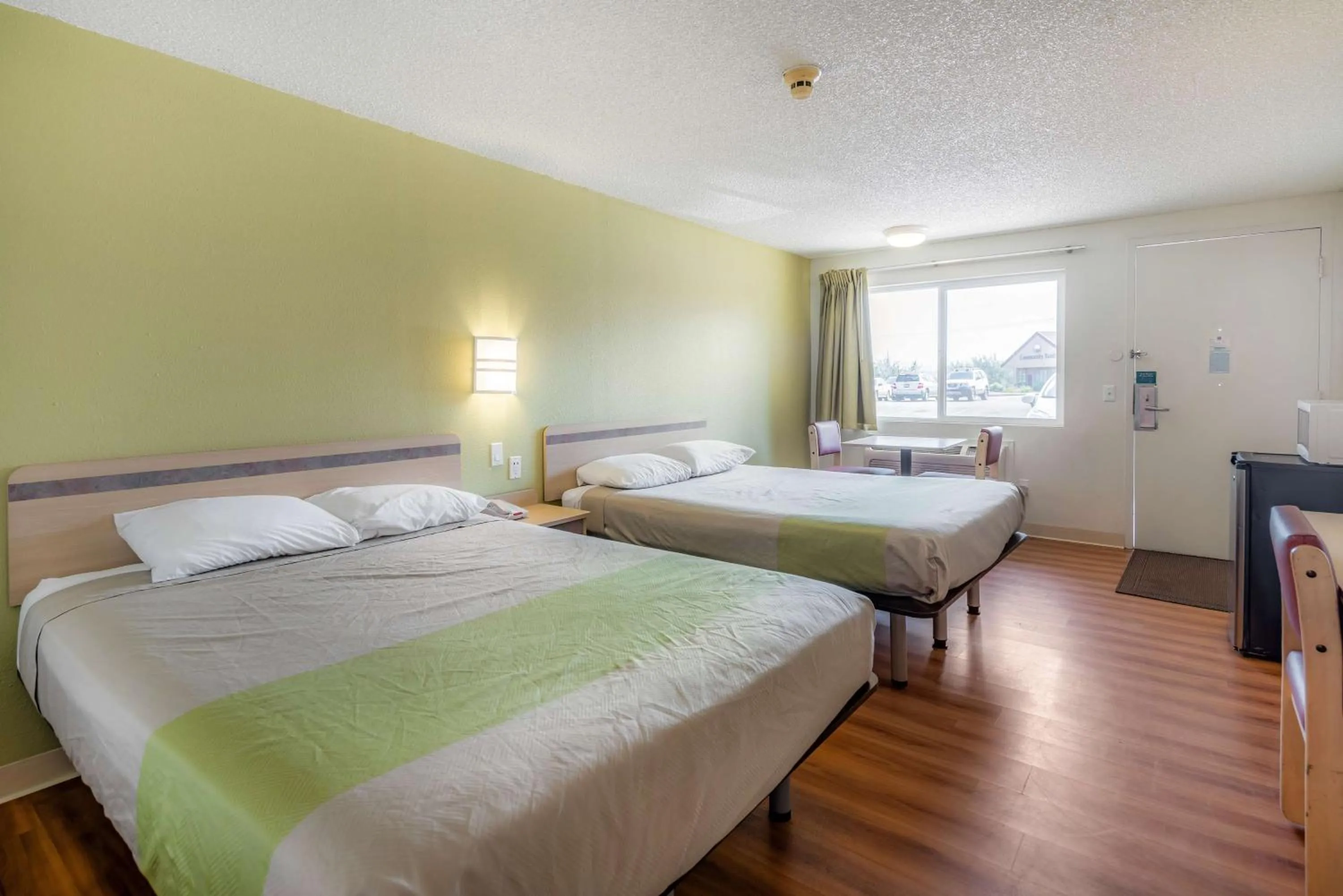 Photo of the whole room, Bed in Motel 6 Clarkston WA