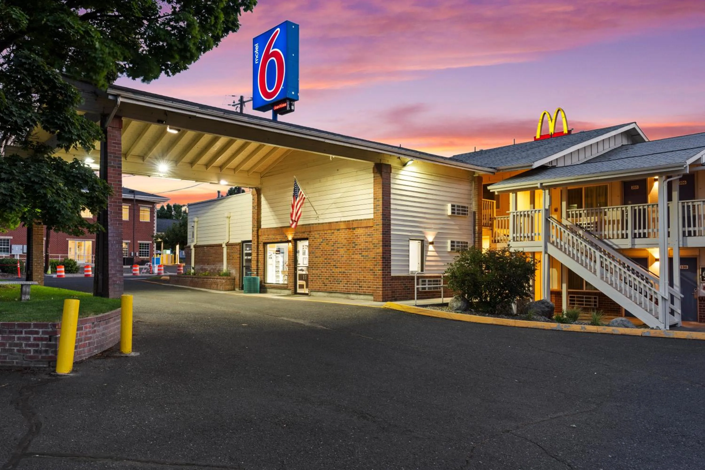 Property building in Motel 6 Clarkston WA