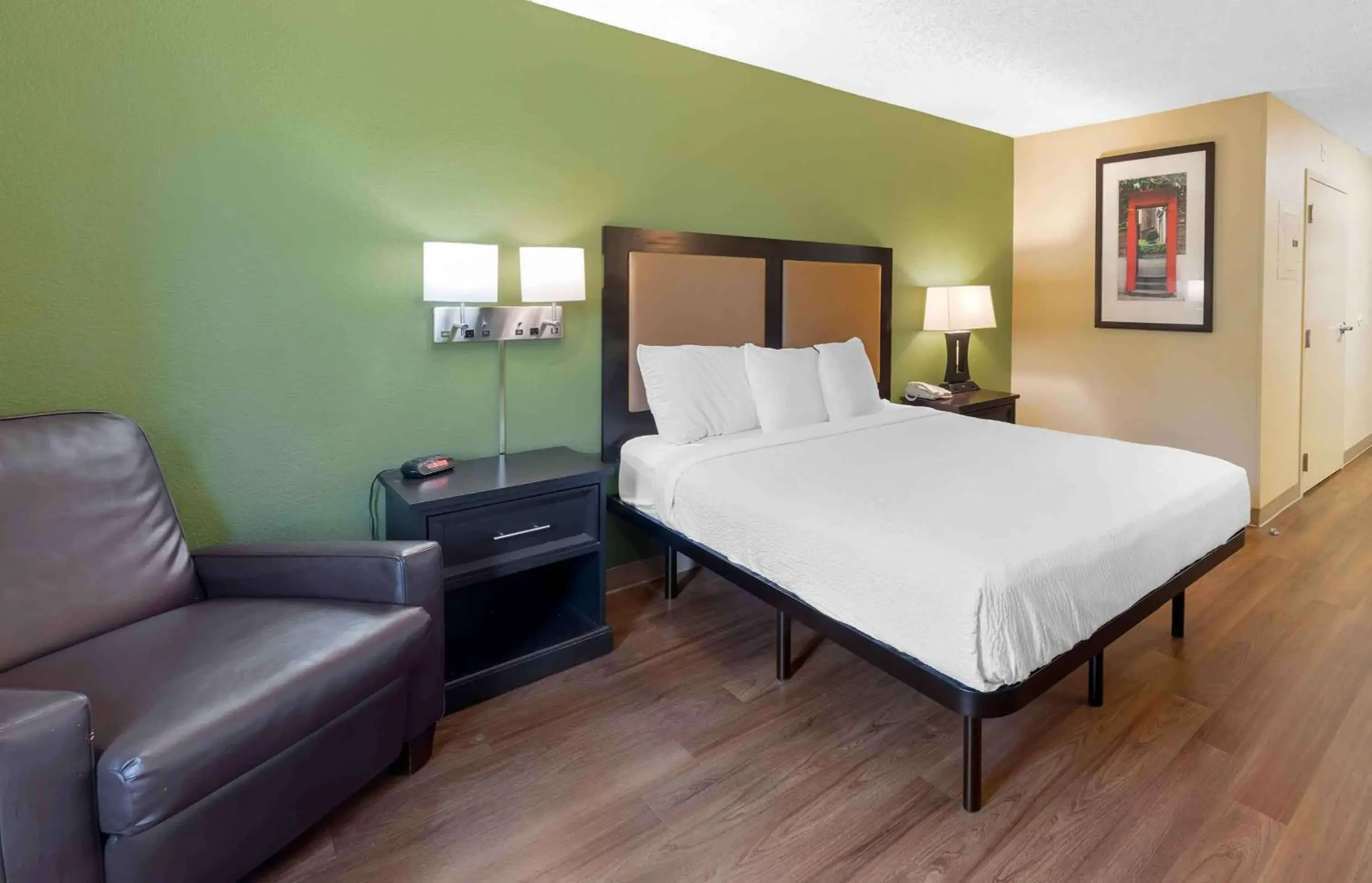 Bedroom, Bed in Extended Stay America Select Suites - Des Moines - West Des Moines Bedroom, Bed in Extended Stay America Select Suites - Des Moines - West Des Moines