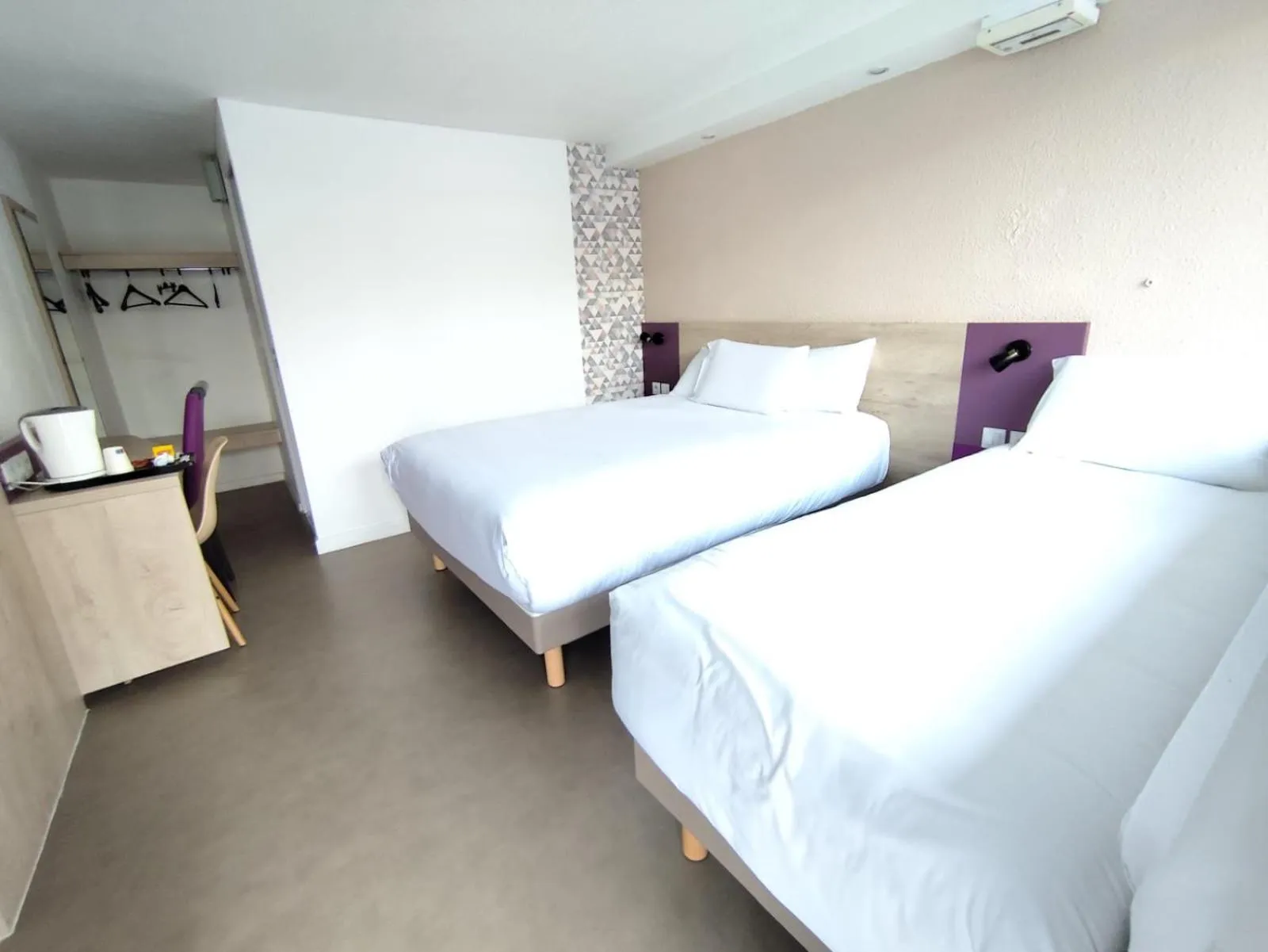 Coffee/tea facilities, Bed in Kyriad Meaux Sud Nanteuil Les Meaux