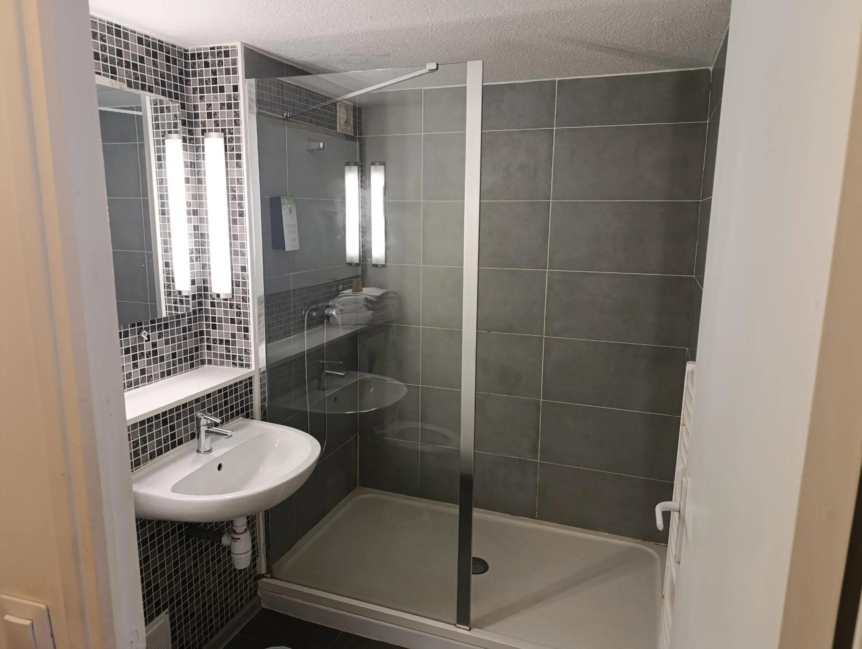 Shower in Kyriad Meaux Sud Nanteuil Les Meaux