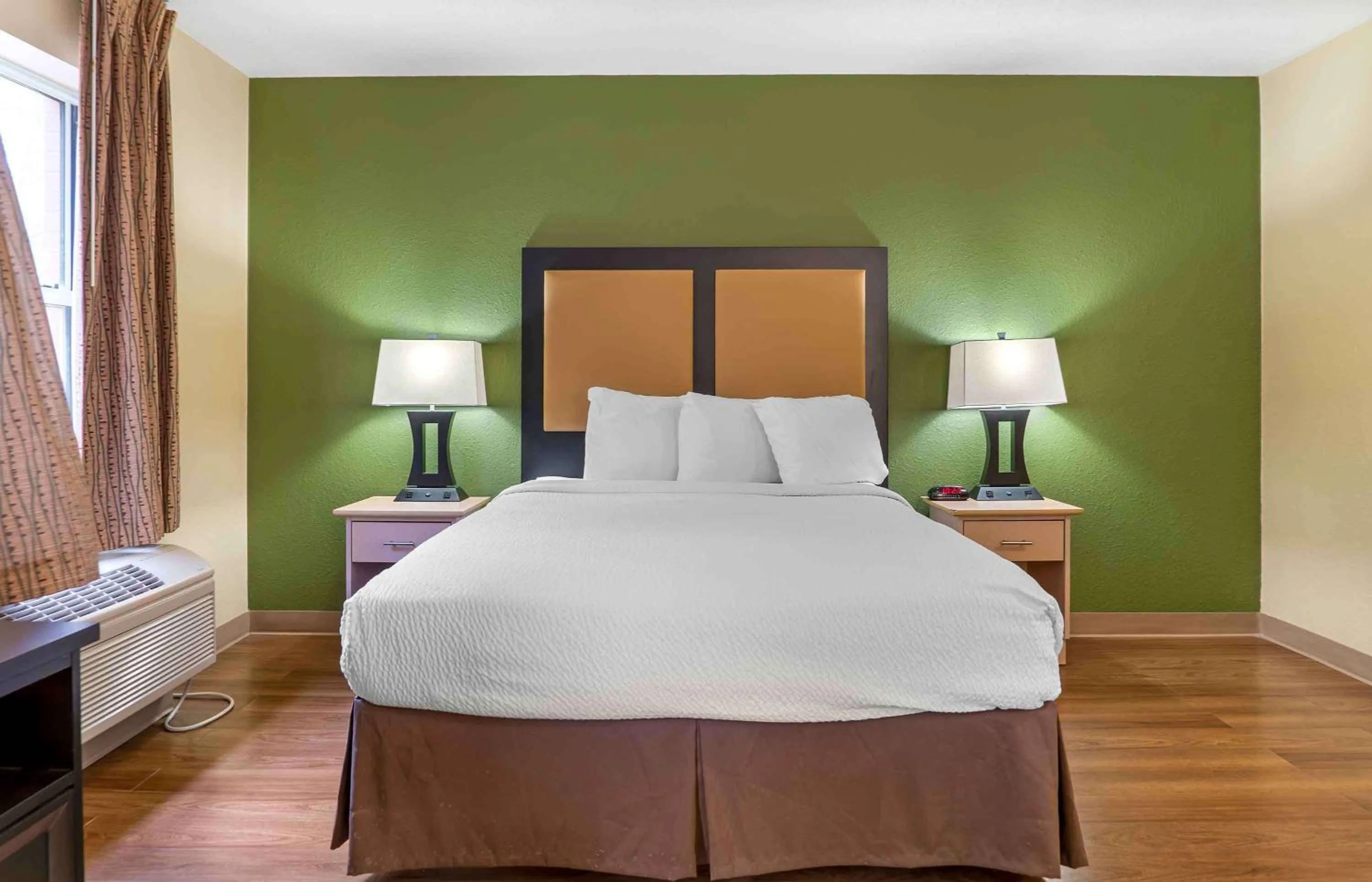 Bedroom, Bed in Extended Stay America Suites - Detroit - Novi - Orchard Hill Place