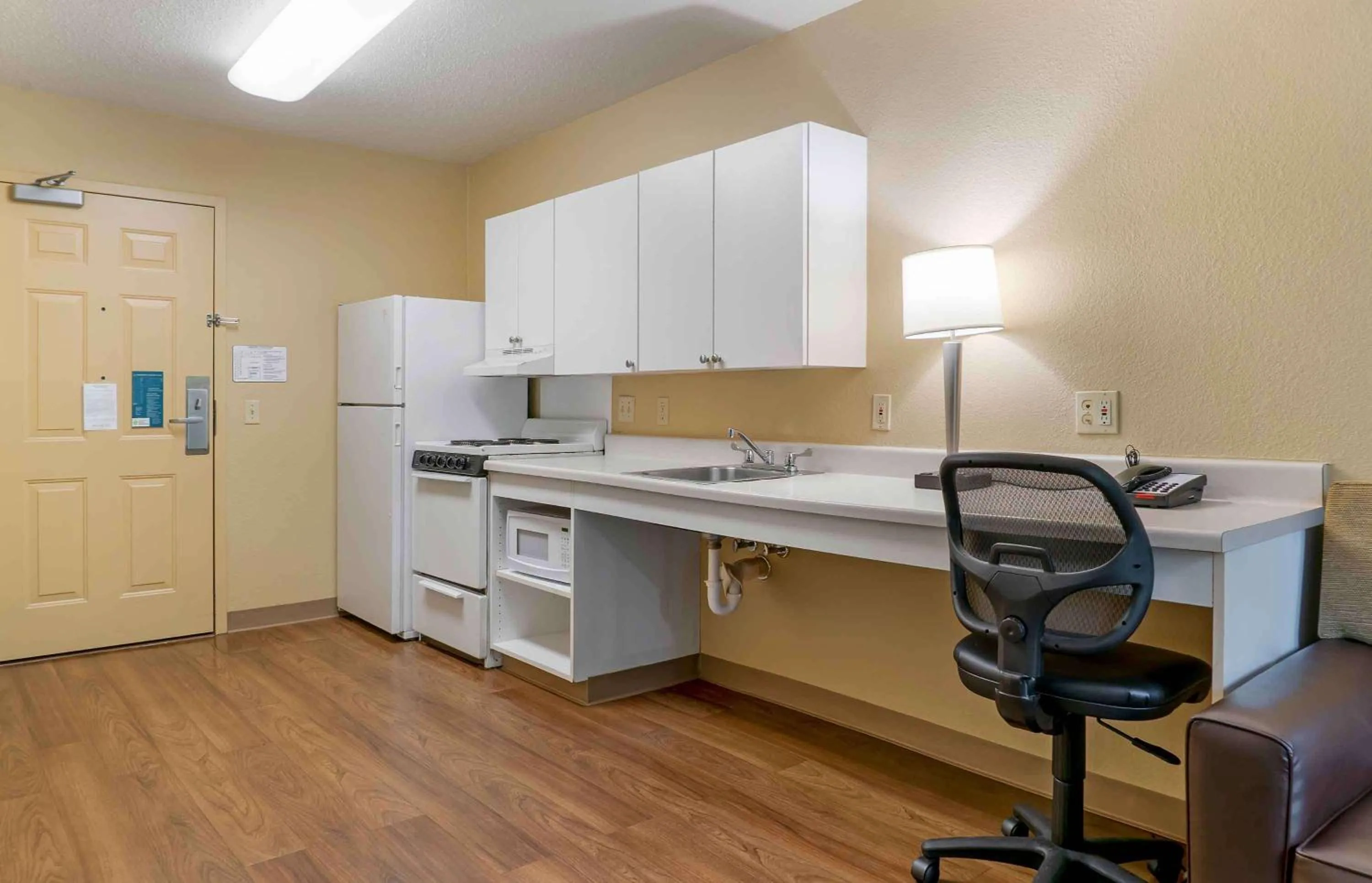 Kitchen or kitchenette in Extended Stay America Suites - Detroit - Novi - Orchard Hill Place