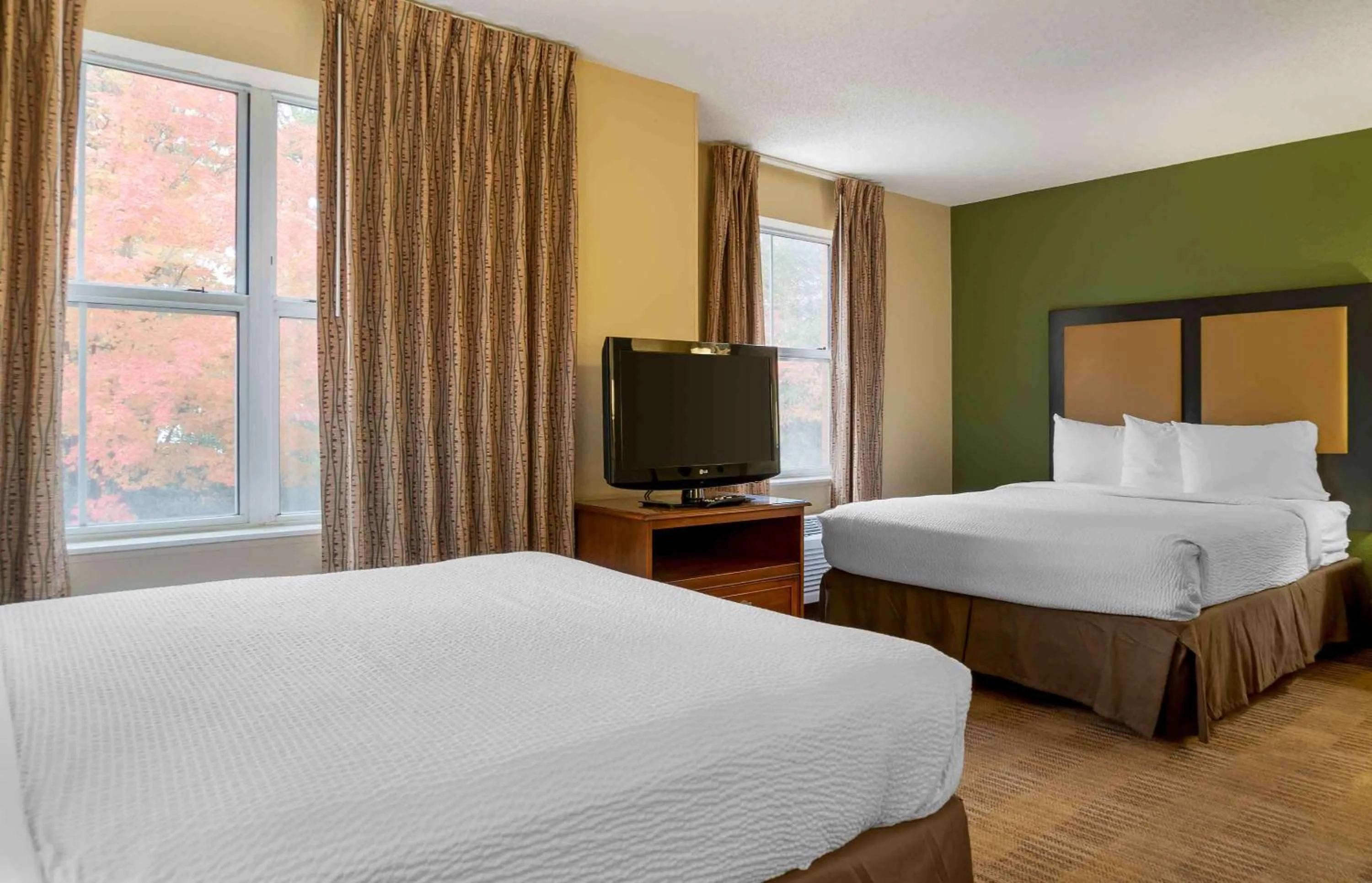 Bedroom, Bed in Extended Stay America Suites - Detroit - Novi - Orchard Hill Place