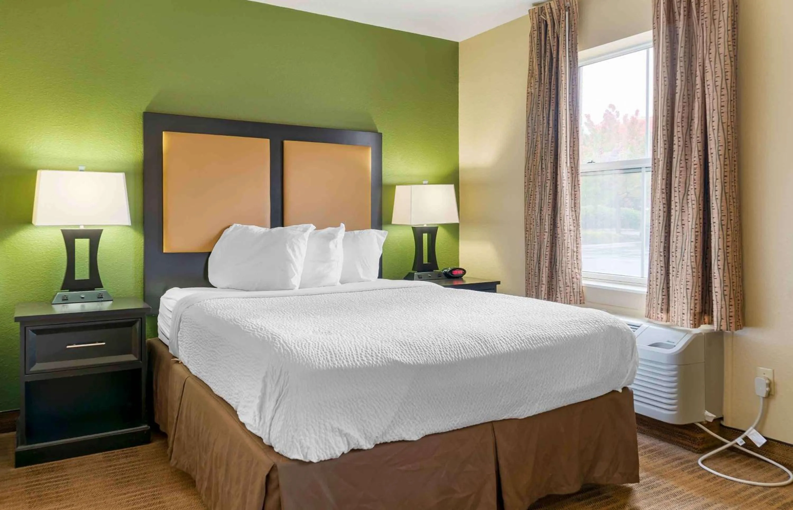 Bedroom, Bed in Extended Stay America Suites - Detroit - Novi - Orchard Hill Place