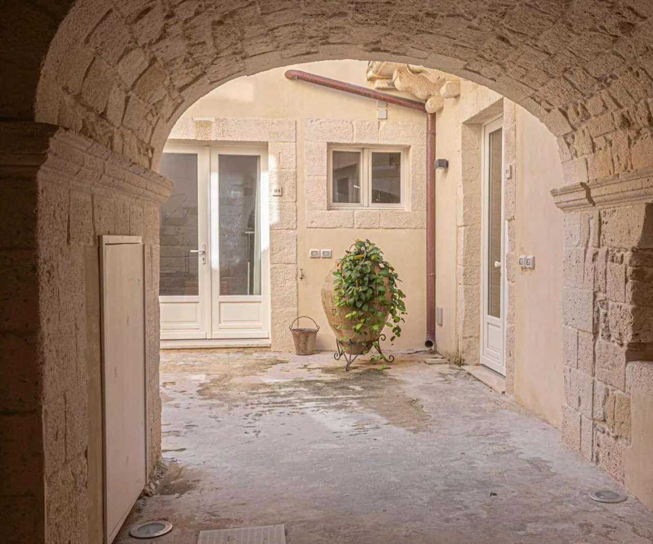 Inner courtyard view in Isabella di Castiglia Apartments