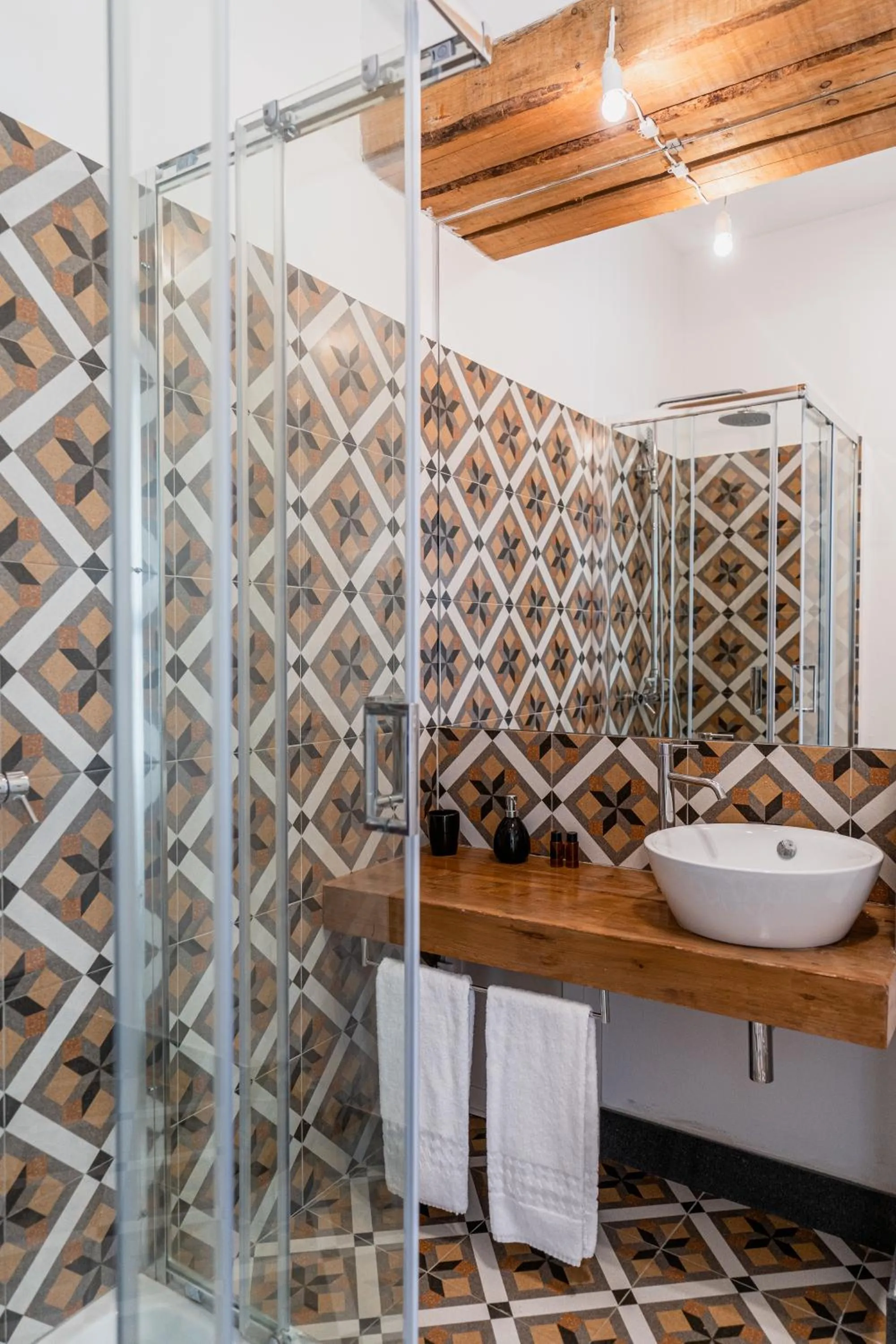 Shower in Isabella di Castiglia Apartments