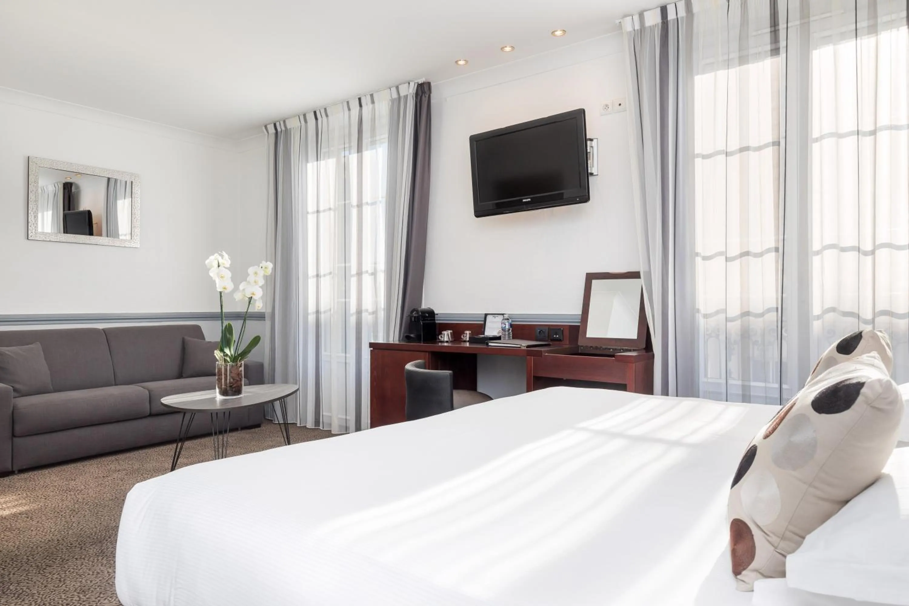 TV and multimedia, Bed in Best Western Hotel Lakmi Nice