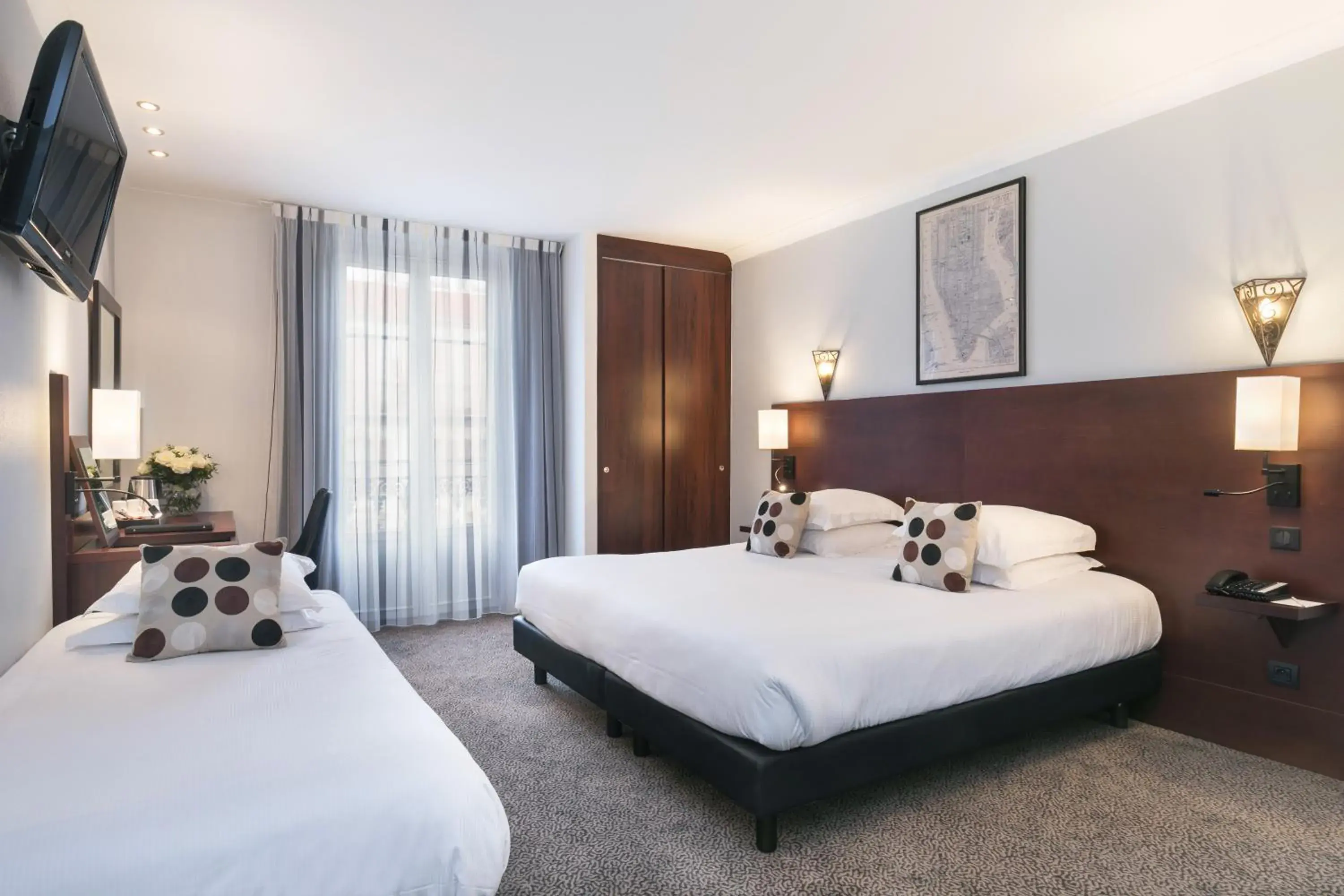 Photo of the whole room, Bed in Best Western Hotel Lakmi Nice Photo of the whole room, Bed in Best Western Hotel Lakmi Nice