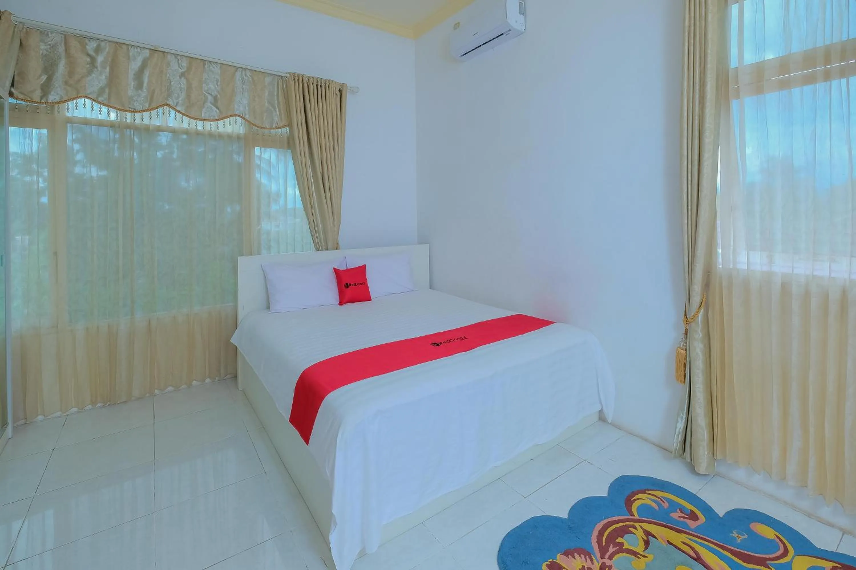 Bedroom, Bed in RedDoorz Syariah near Museum Lambung Mangkurat 2