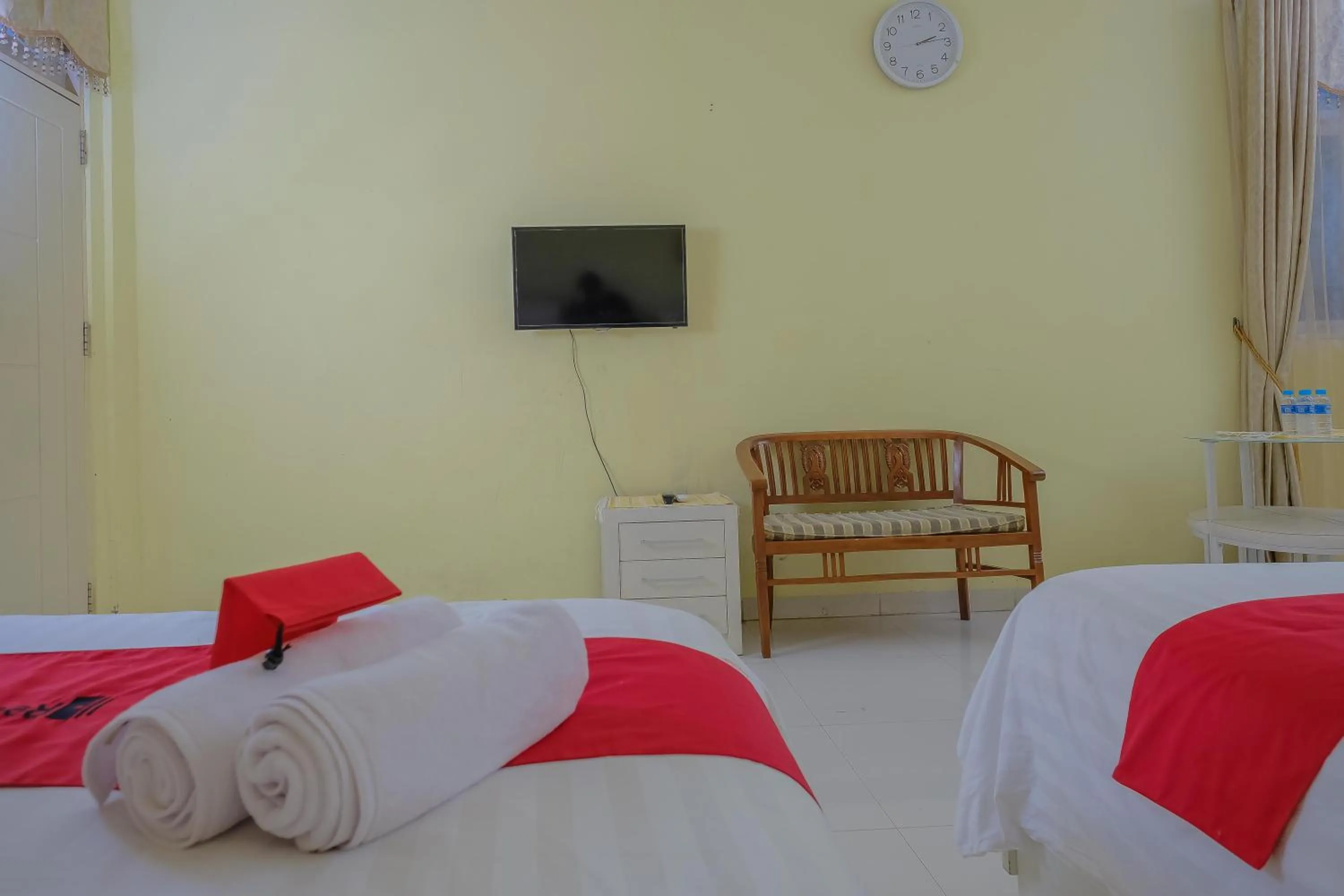Bed in RedDoorz Syariah near Museum Lambung Mangkurat 2