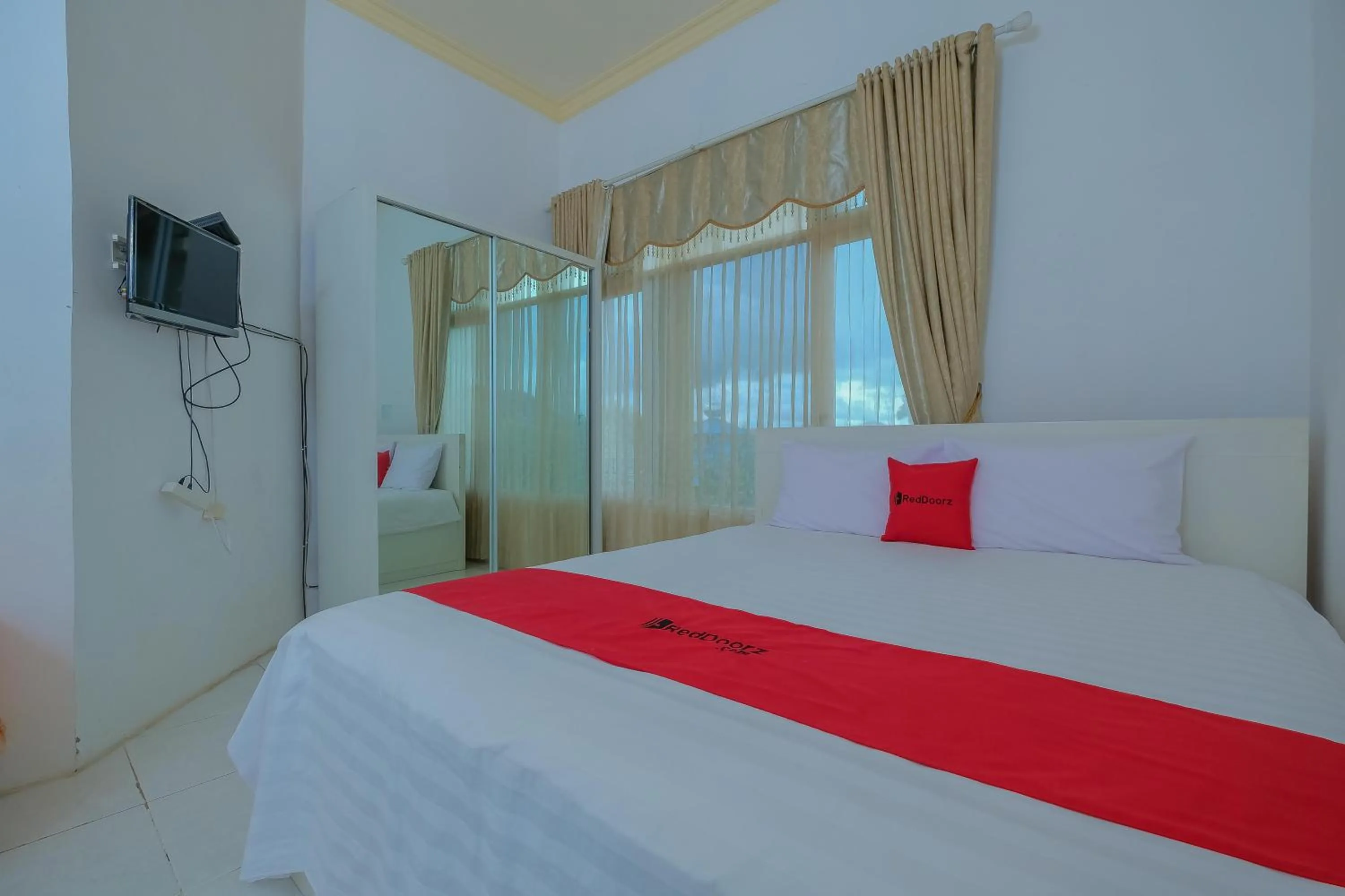 Bedroom, Bed in RedDoorz Syariah near Museum Lambung Mangkurat 2