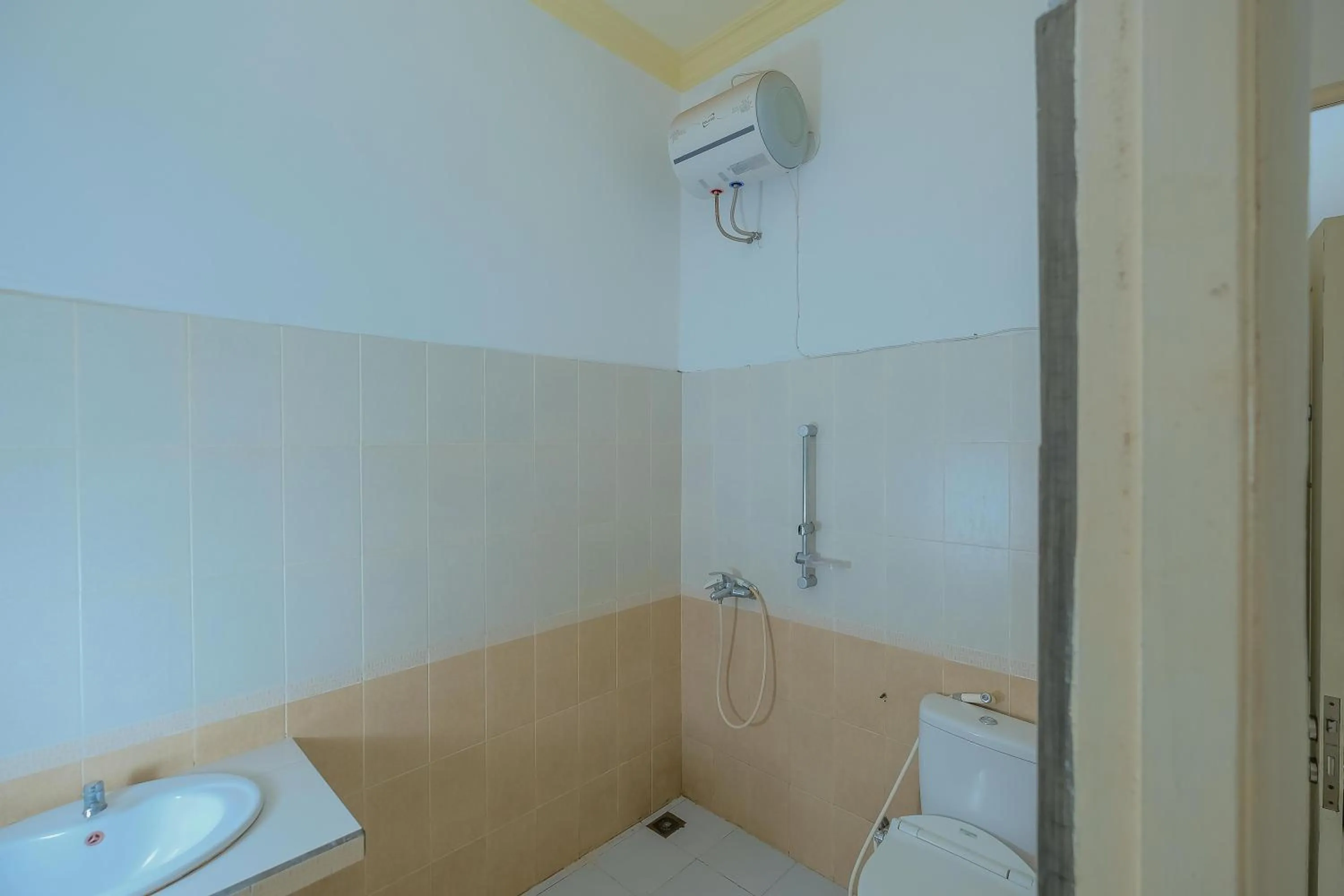 Bathroom in RedDoorz Syariah near Museum Lambung Mangkurat 2