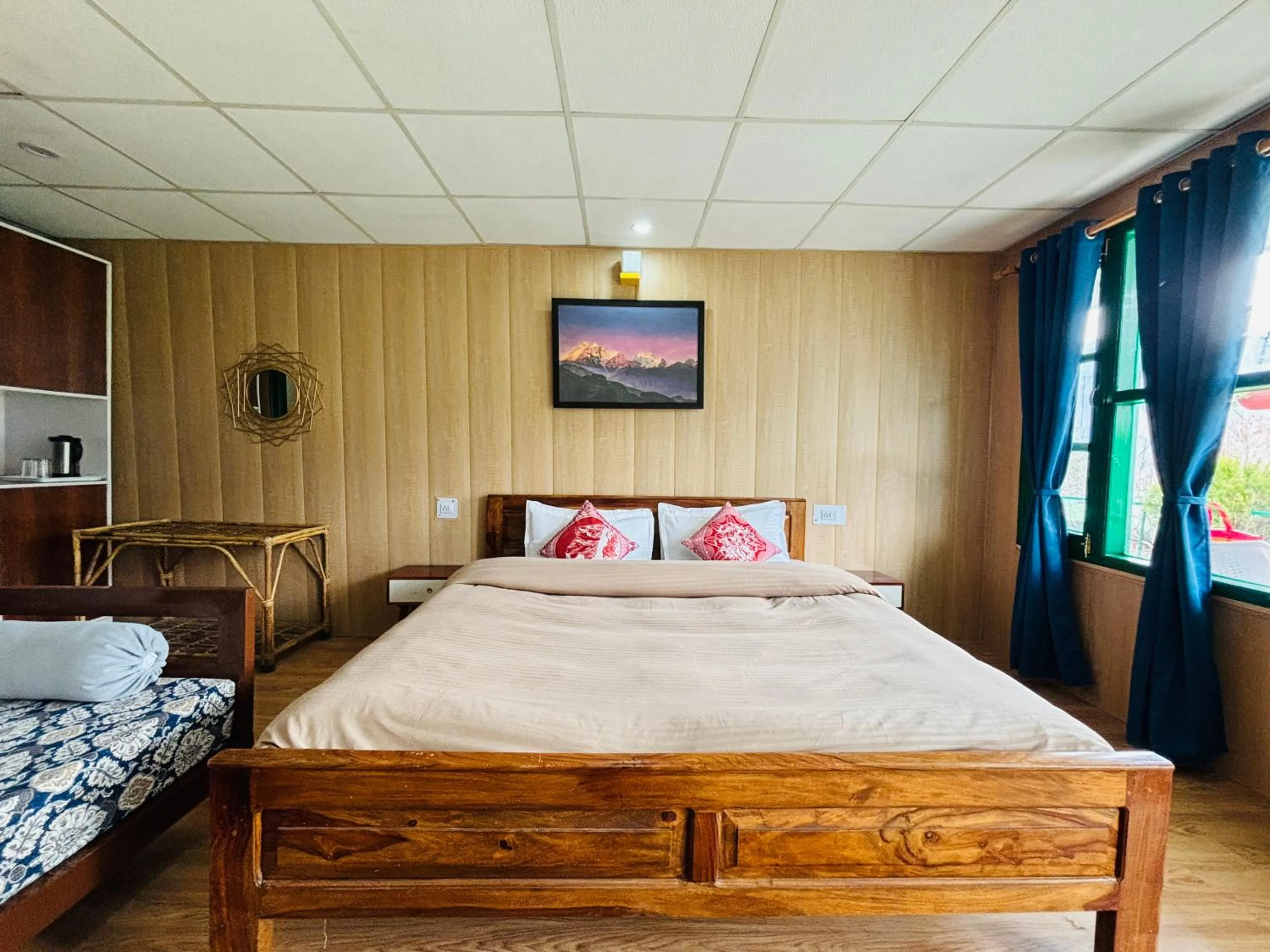 Bedroom, Bed in Himalayan High, Auli, By Himalayan Eco Lodges