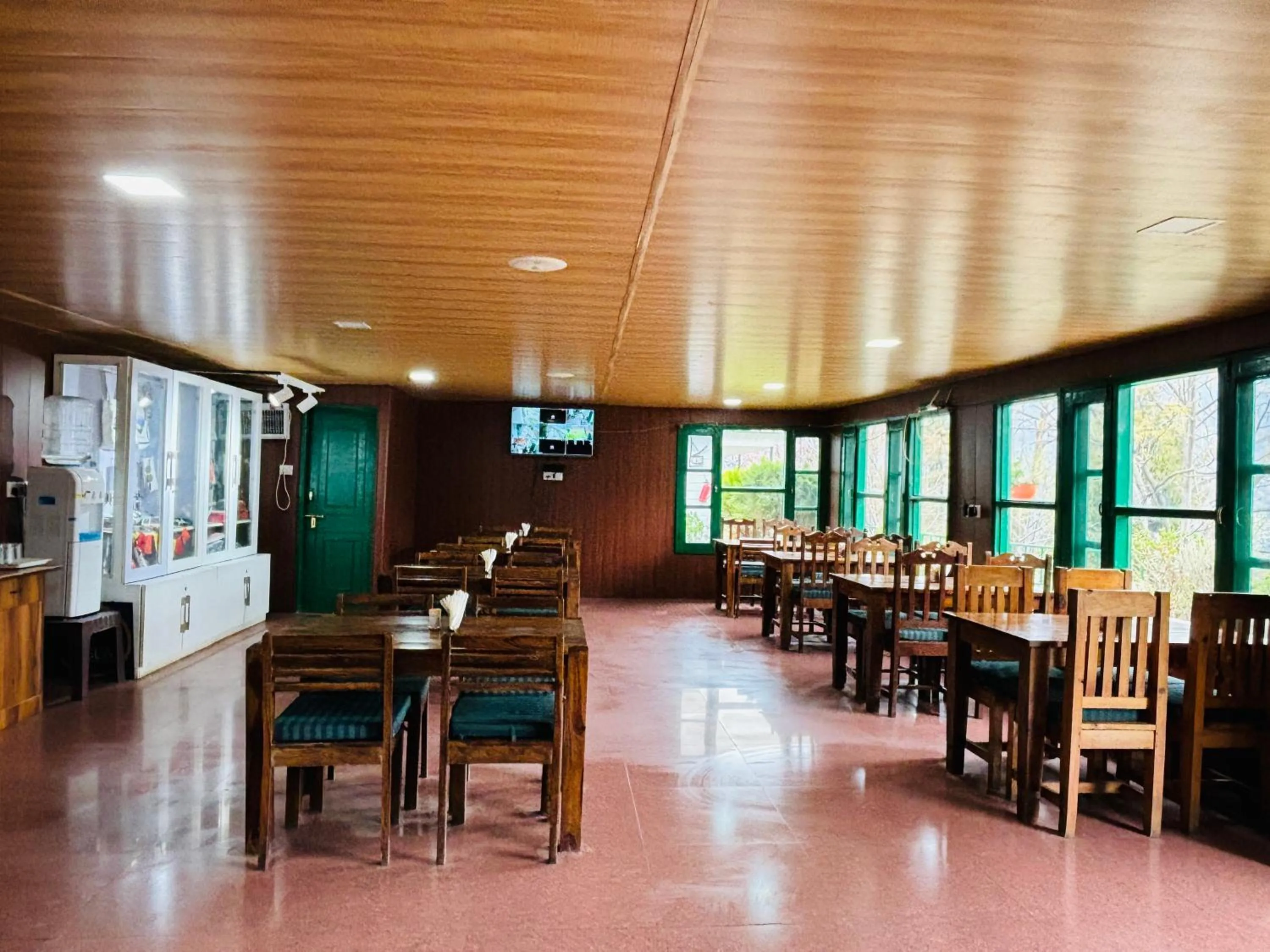 Dining area in Himalayan High, Auli, By Himalayan Eco Lodges