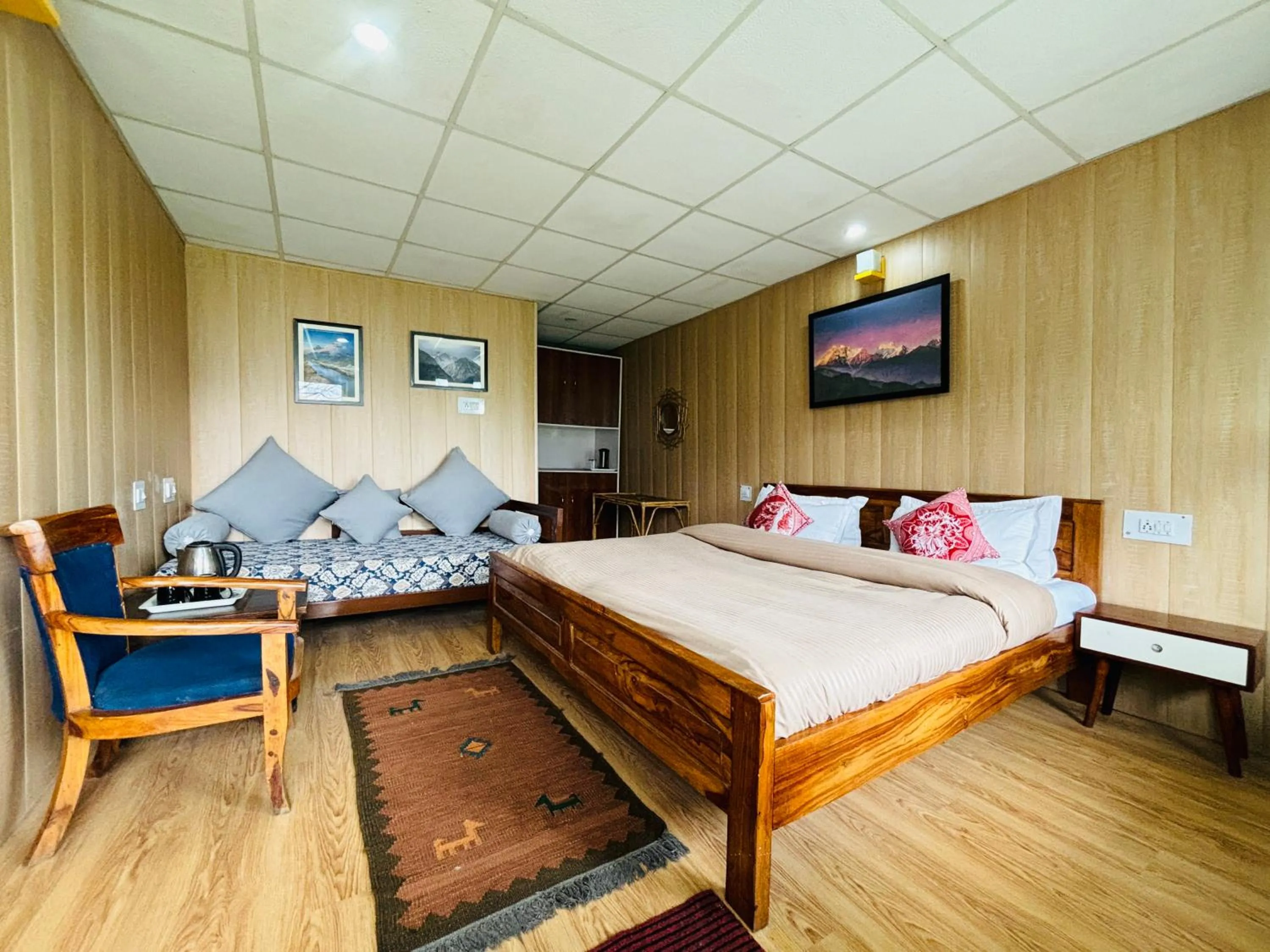 Property building, Bed in Himalayan High, Auli, By Himalayan Eco Lodges