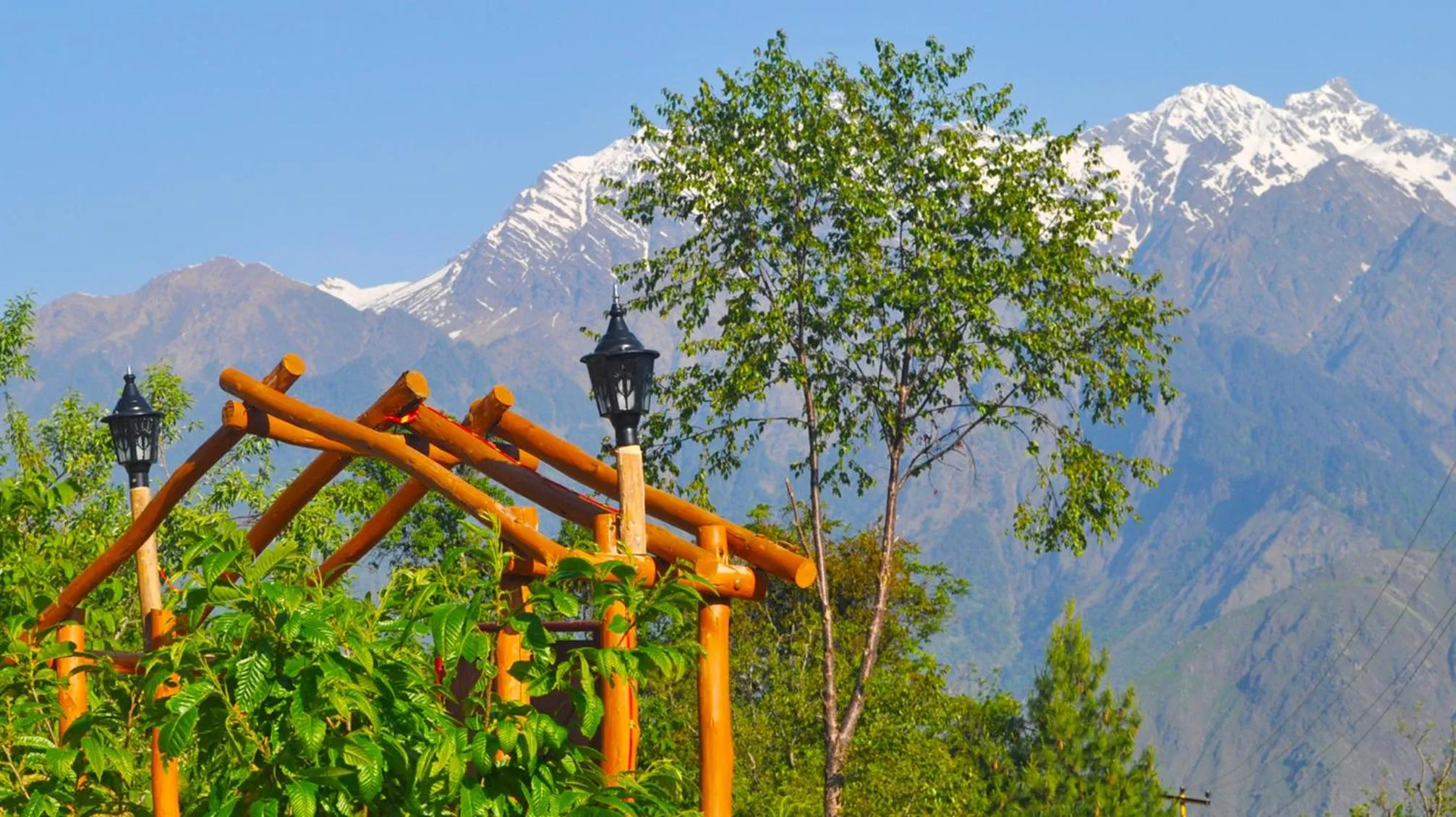 Facade/entrance in Himalayan High, Auli, By Himalayan Eco Lodges