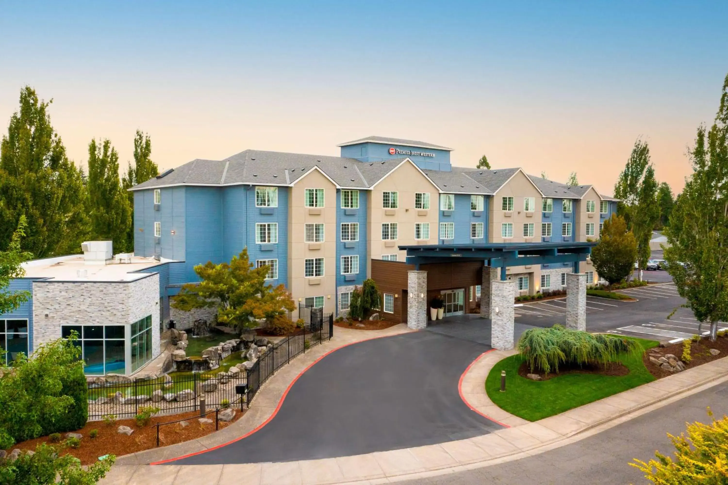Property building in Best Western Premier Keizer Salem Hotel Property building in Best Western Premier Keizer Salem Hotel