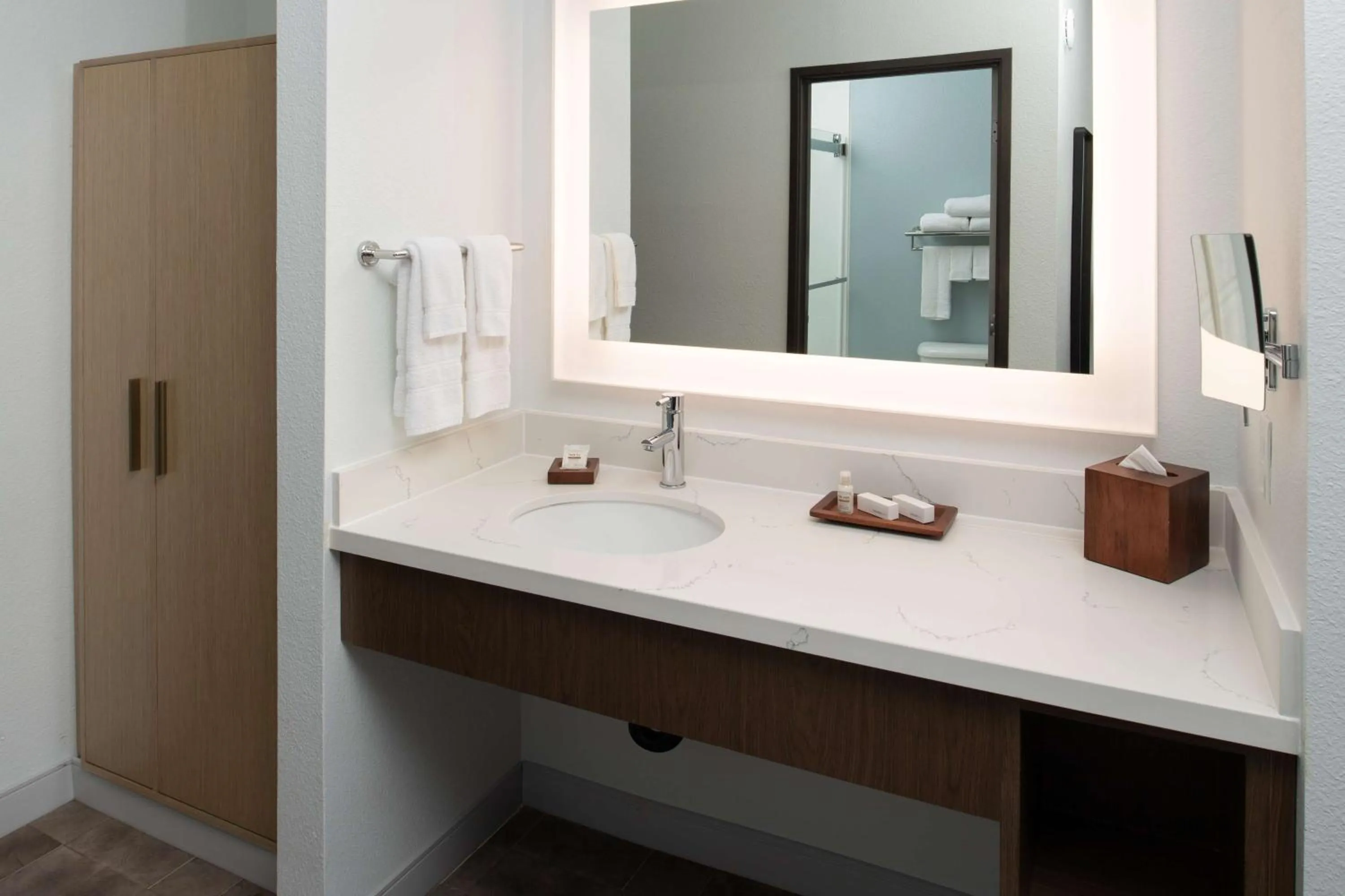 Bathroom in Best Western Premier Keizer Salem Hotel