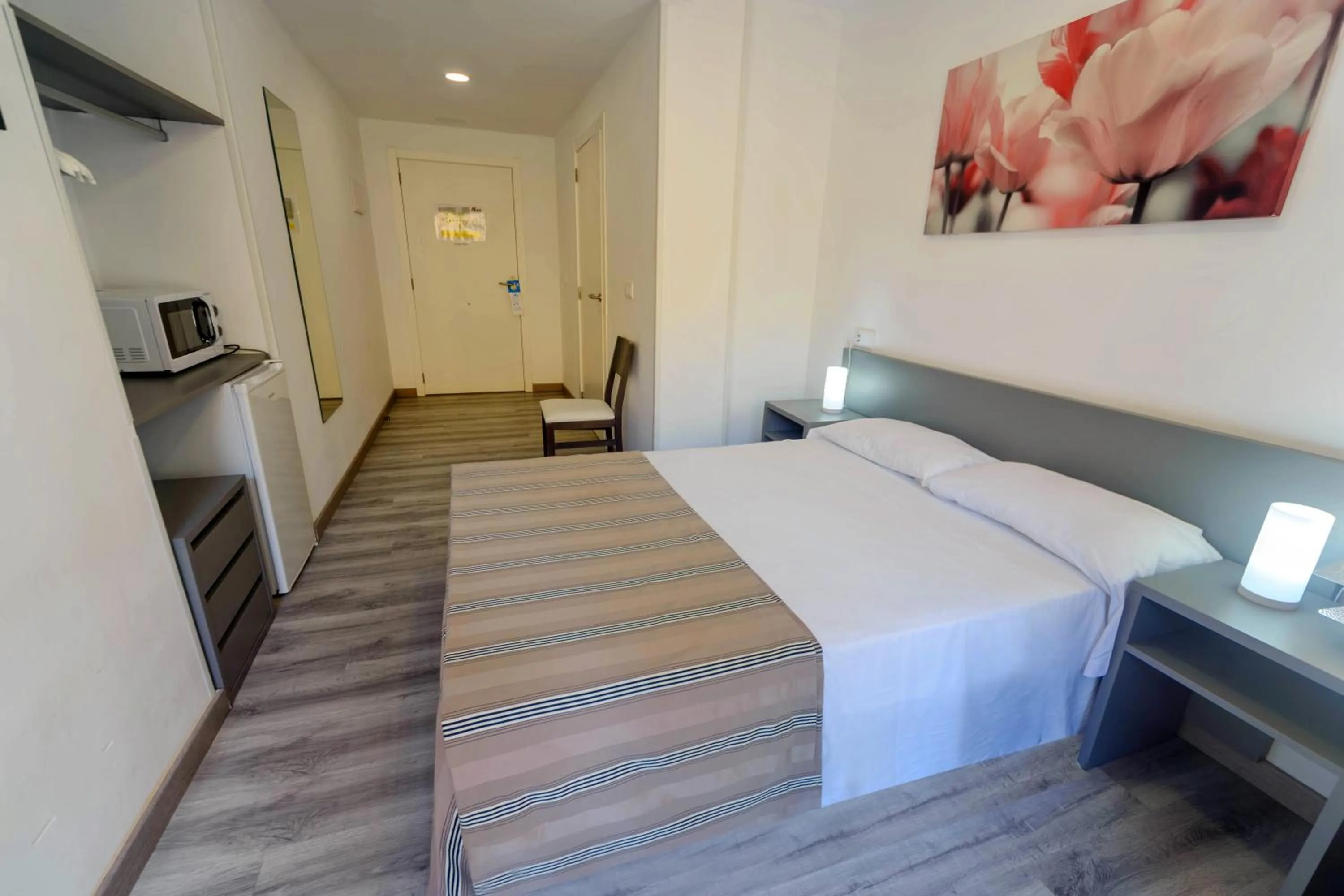 Bed in Hostal Anna Benidorm