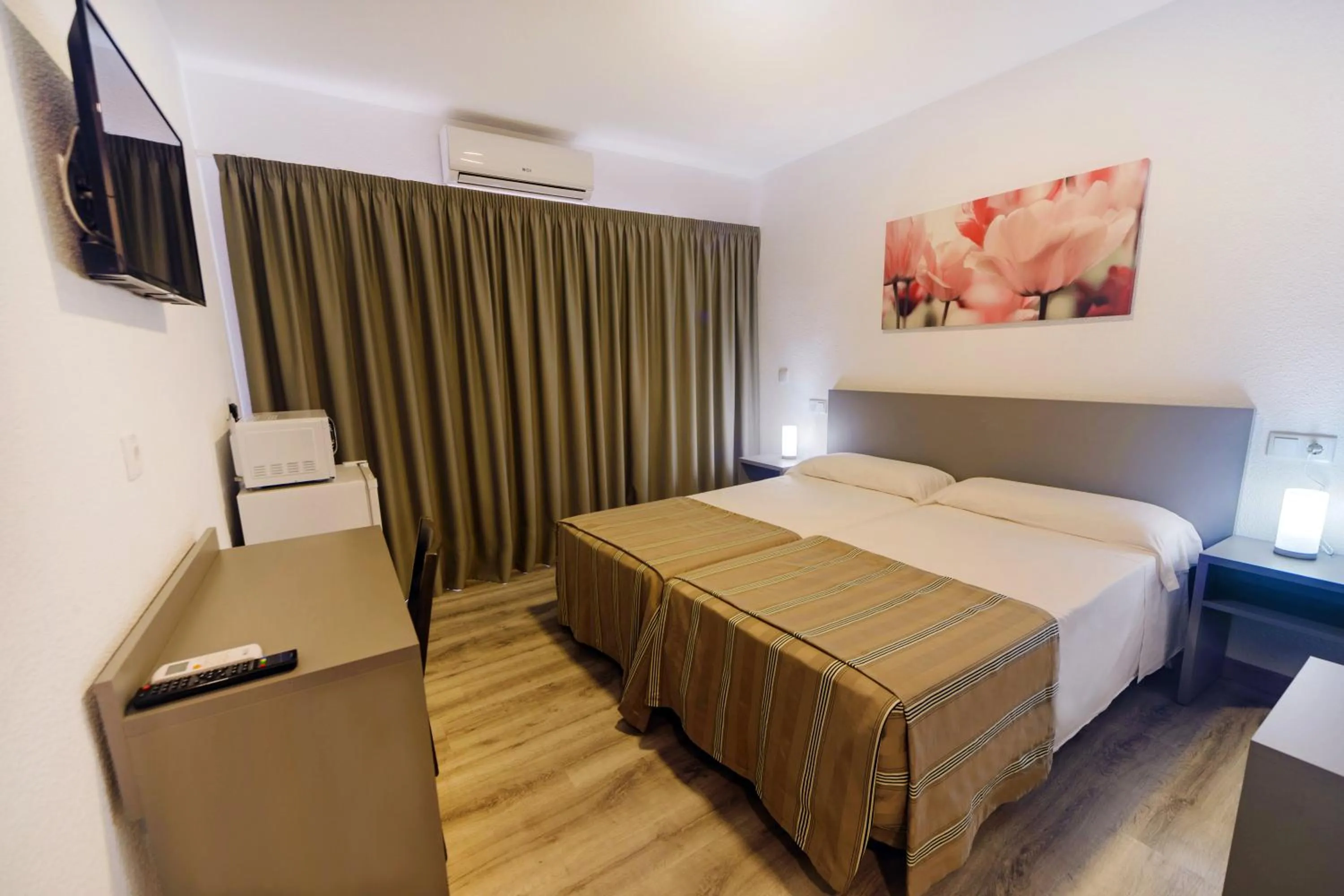 Bedroom, Bed in Hostal Anna Benidorm