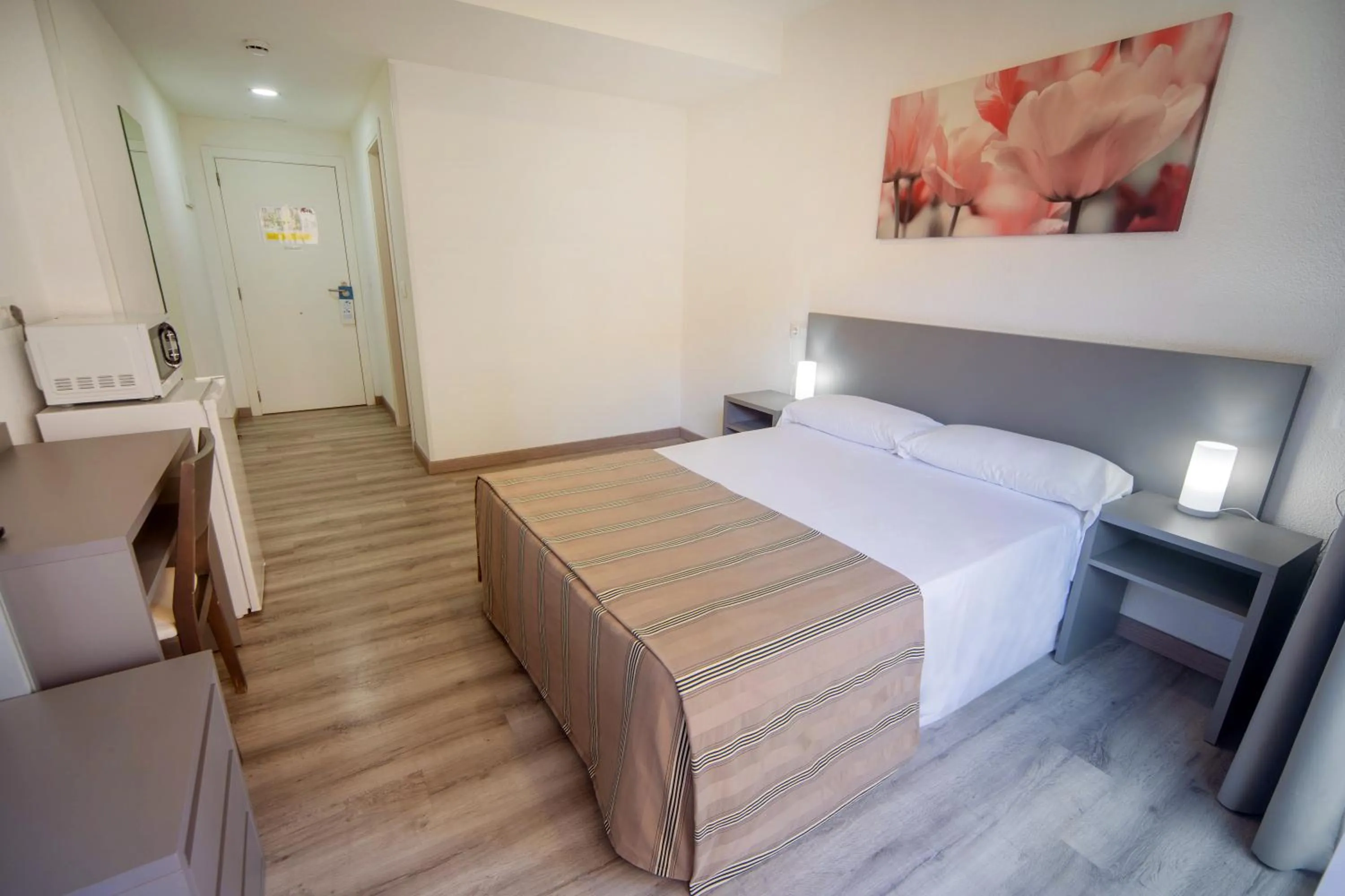 Bedroom, Bed in Hostal Anna Benidorm