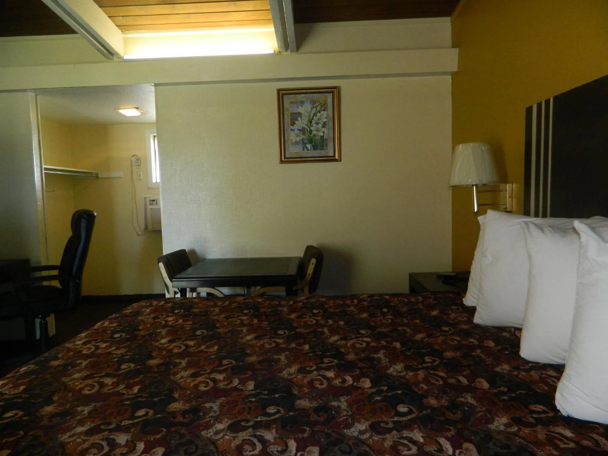 Photo of the whole room, Bed in Freer Motel