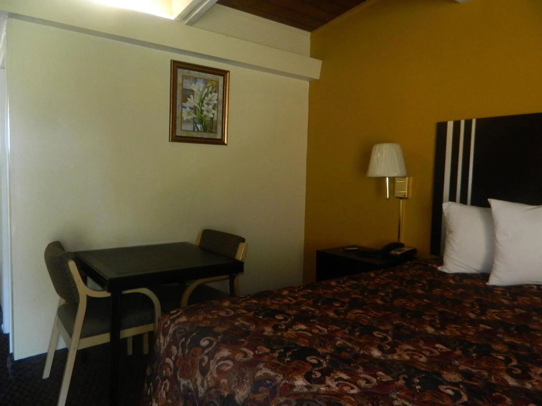 Dining area, Bed in Freer Motel