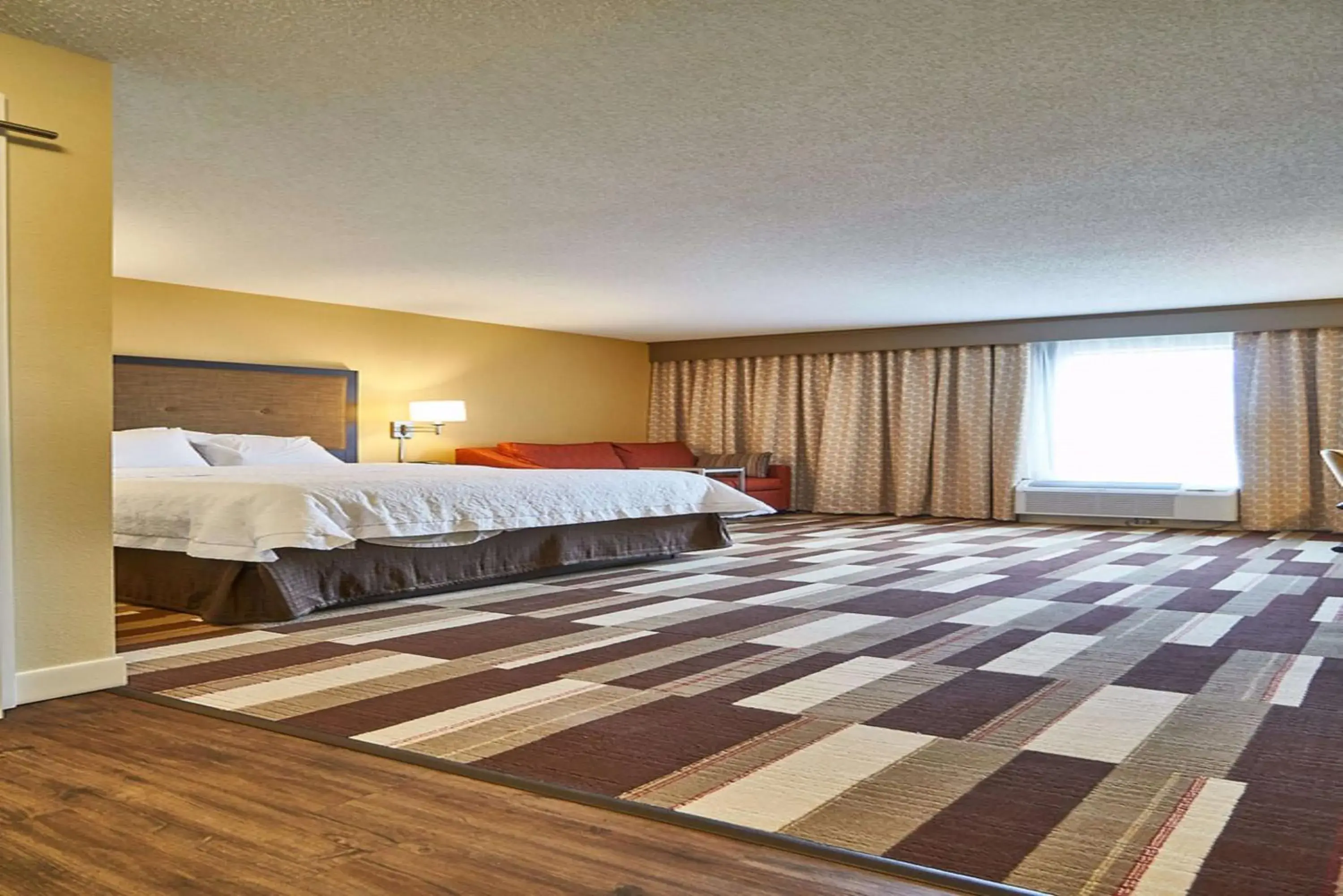 Executive King Room with Sofa Bed - Non-Smoking in Hampton Inn Uniontown Executive King Room with Sofa Bed - Non-Smoking in Hampton Inn Uniontown