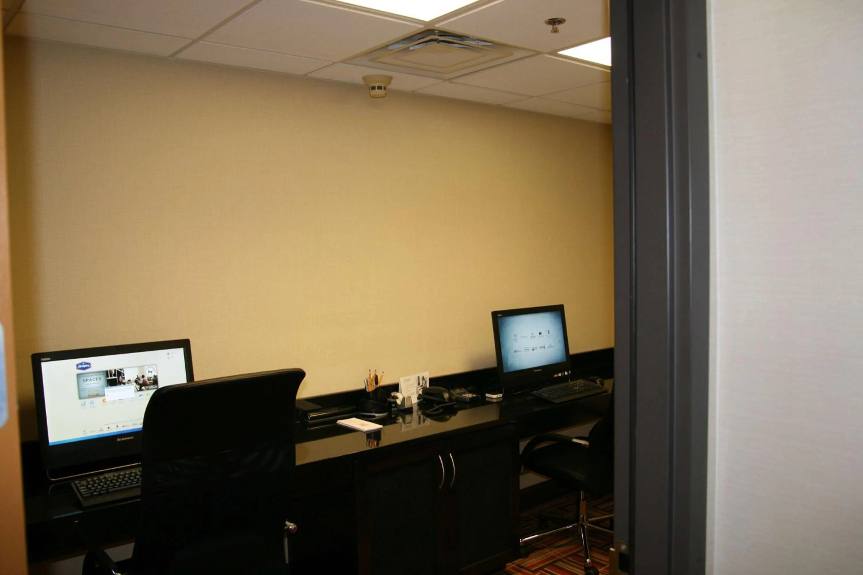 Business facilities in Hampton Inn Uniontown