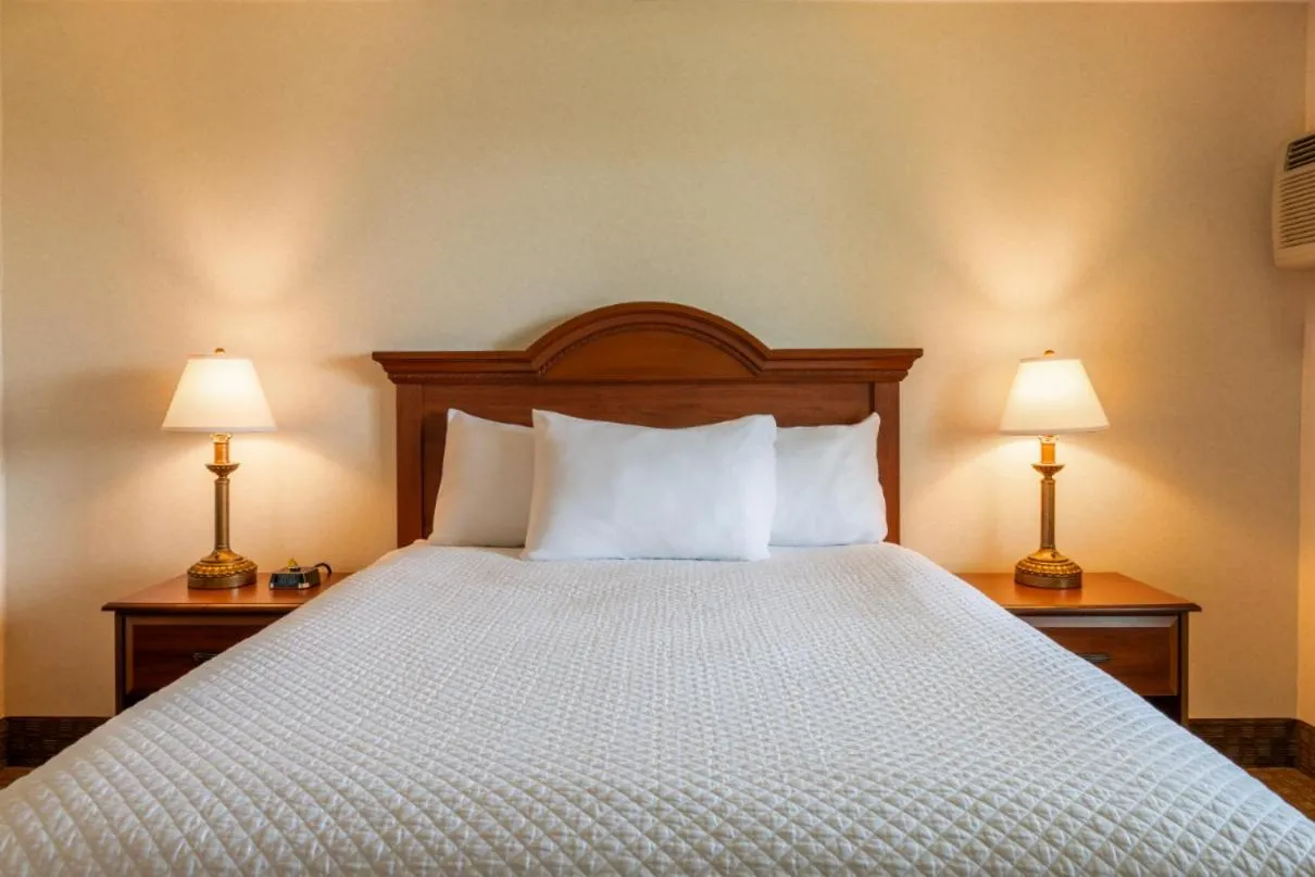 Bed in Ogunquit Hotel and Suites