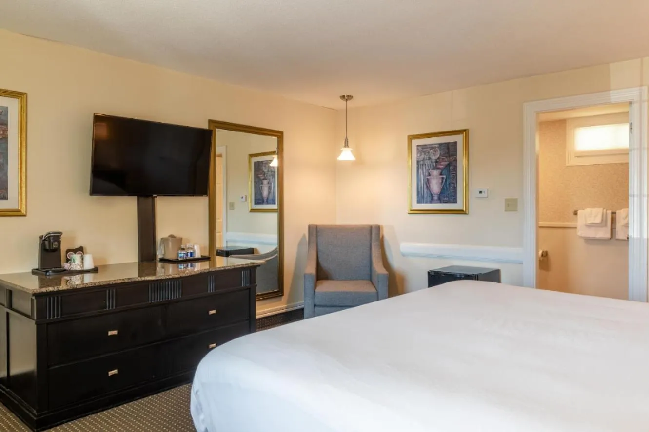 TV and multimedia, Bed in Ogunquit Hotel and Suites