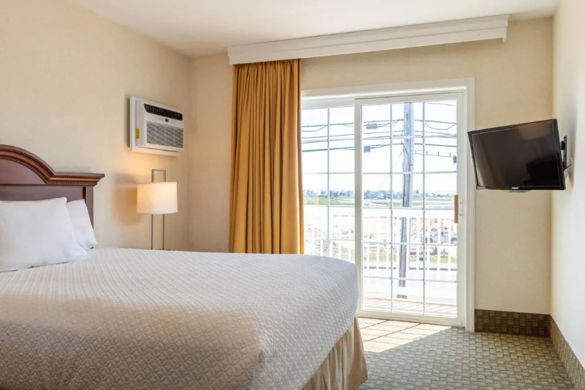 Bedroom, Bed in Ogunquit Hotel and Suites